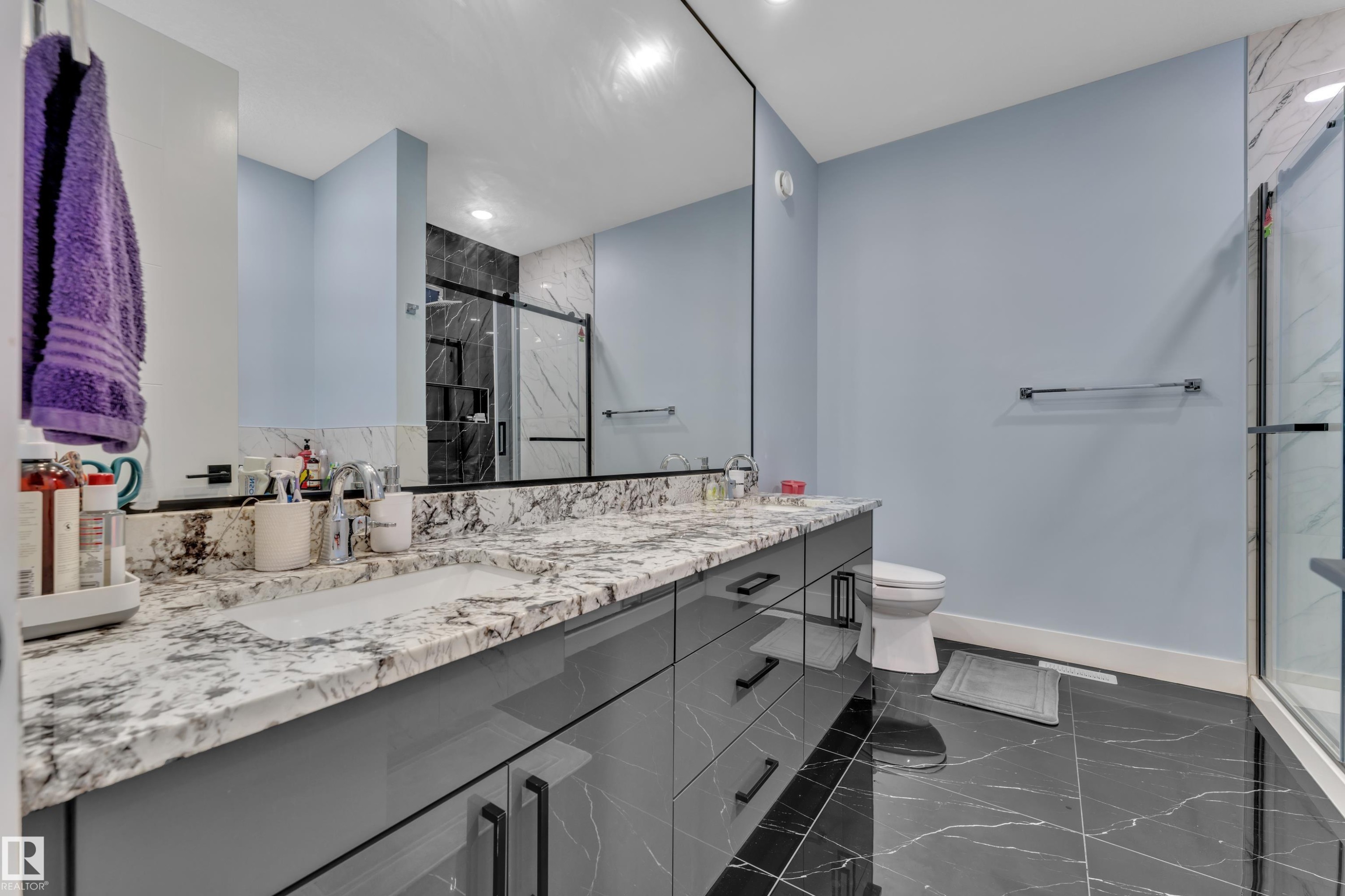 2011 18 Avenue, Edmonton, AB - Indoor Photo Showing Bathroom