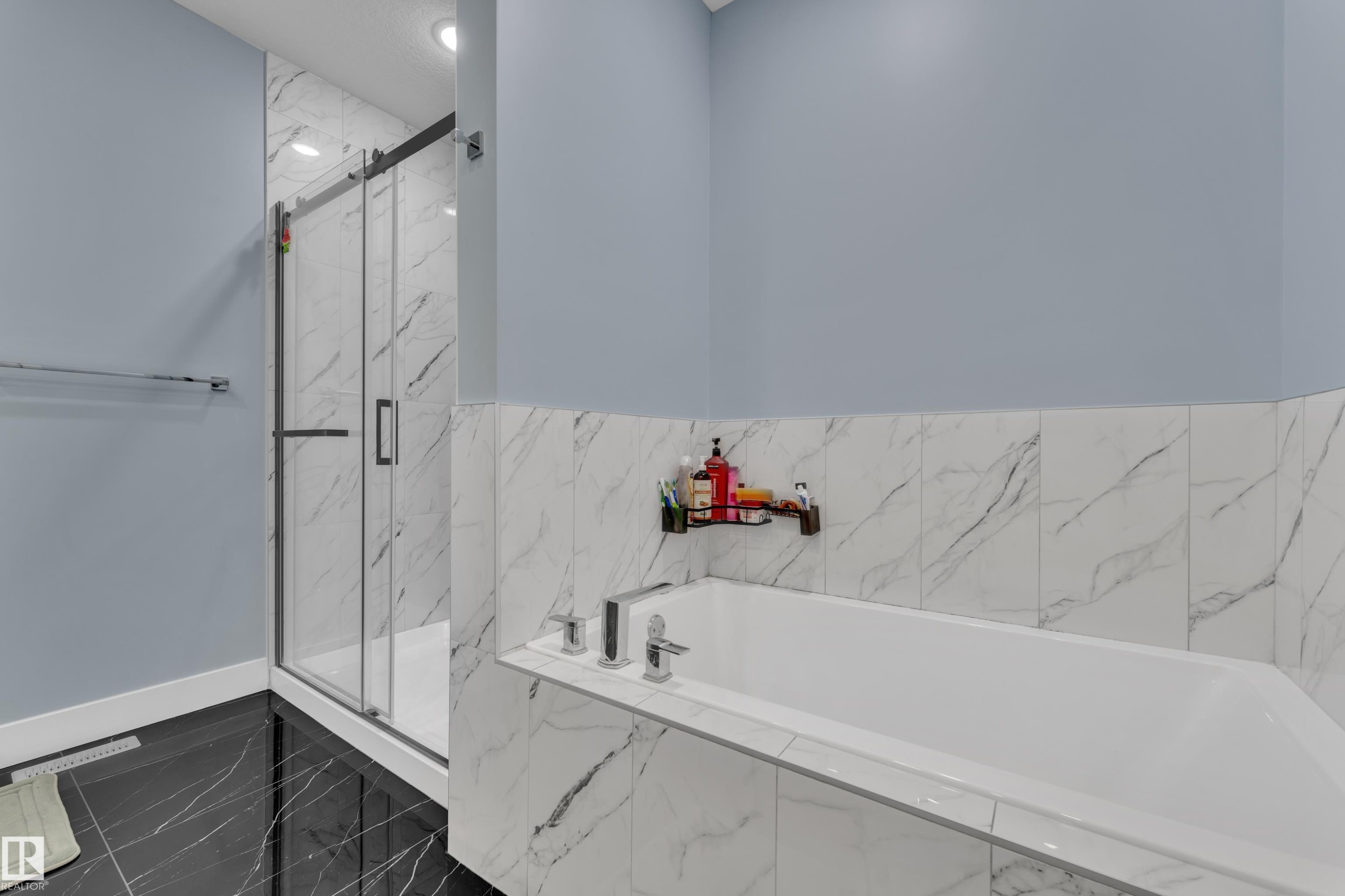 2011 18 Avenue, Edmonton, AB - Indoor Photo Showing Bathroom