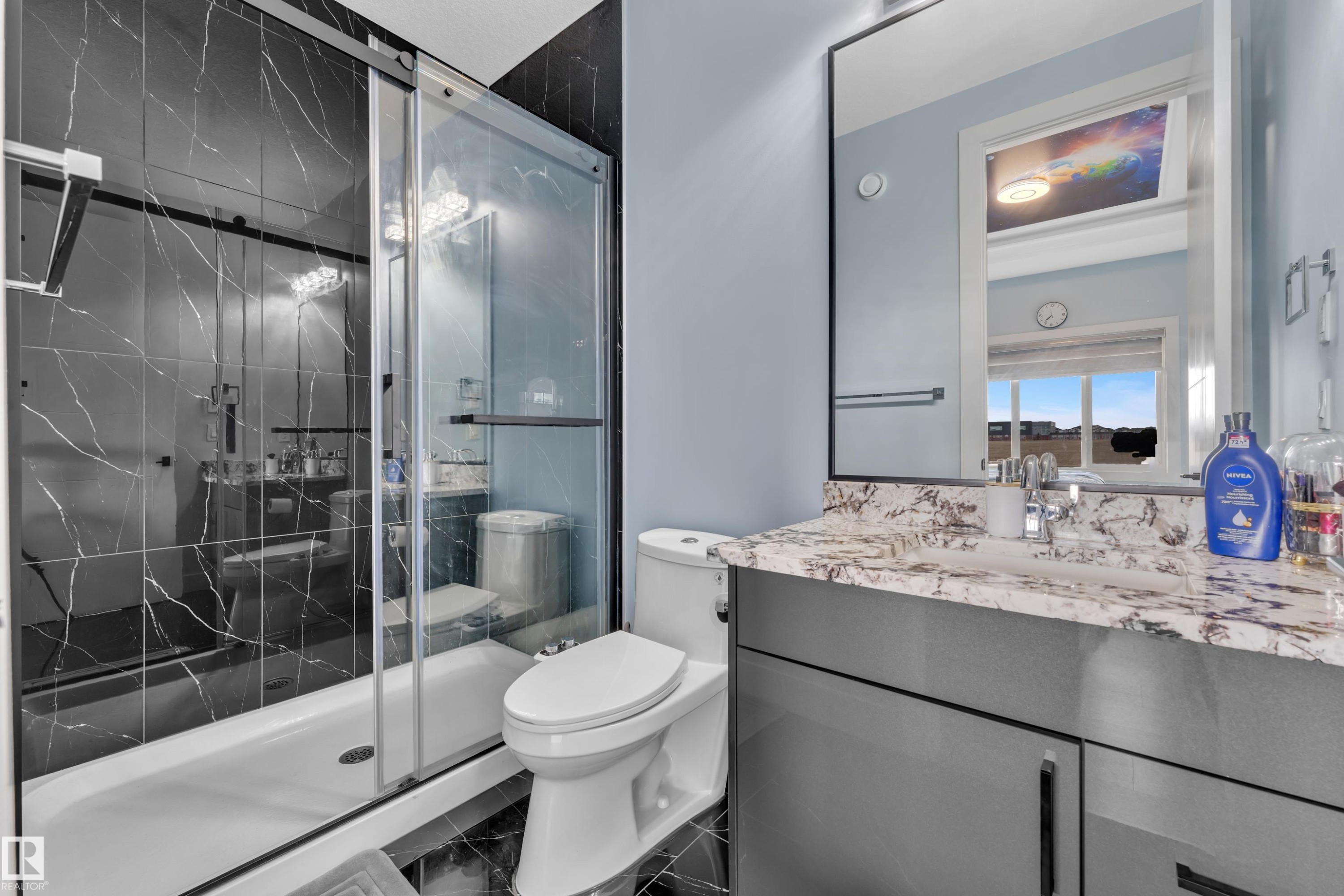 2011 18 Avenue, Edmonton, AB - Indoor Photo Showing Bathroom