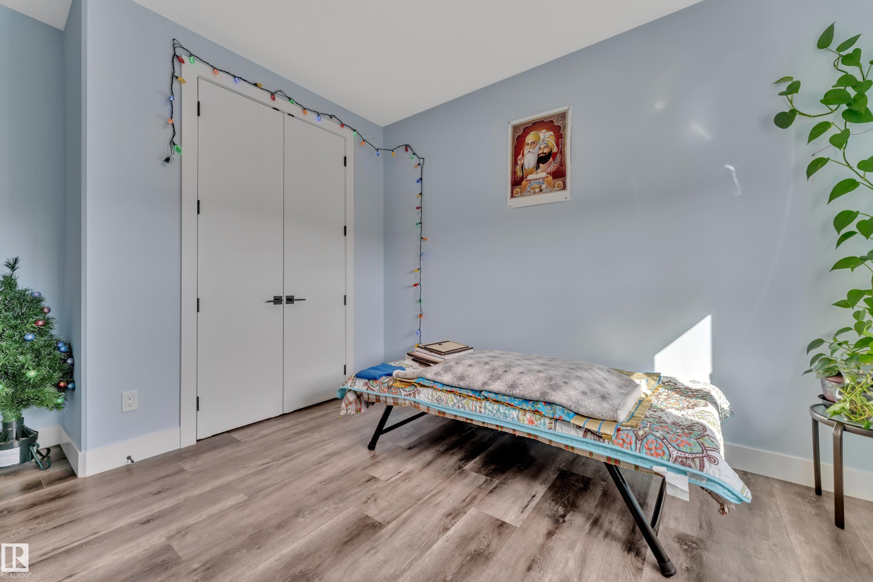 2011 18 Avenue, Edmonton, AB - Indoor Photo Showing Bedroom