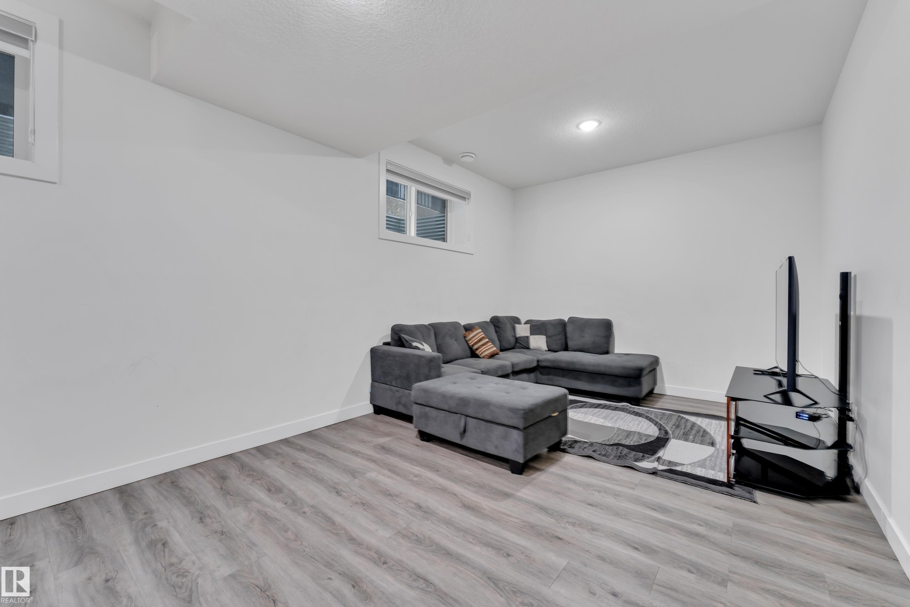 2011 18 Avenue, Edmonton, AB - Indoor
