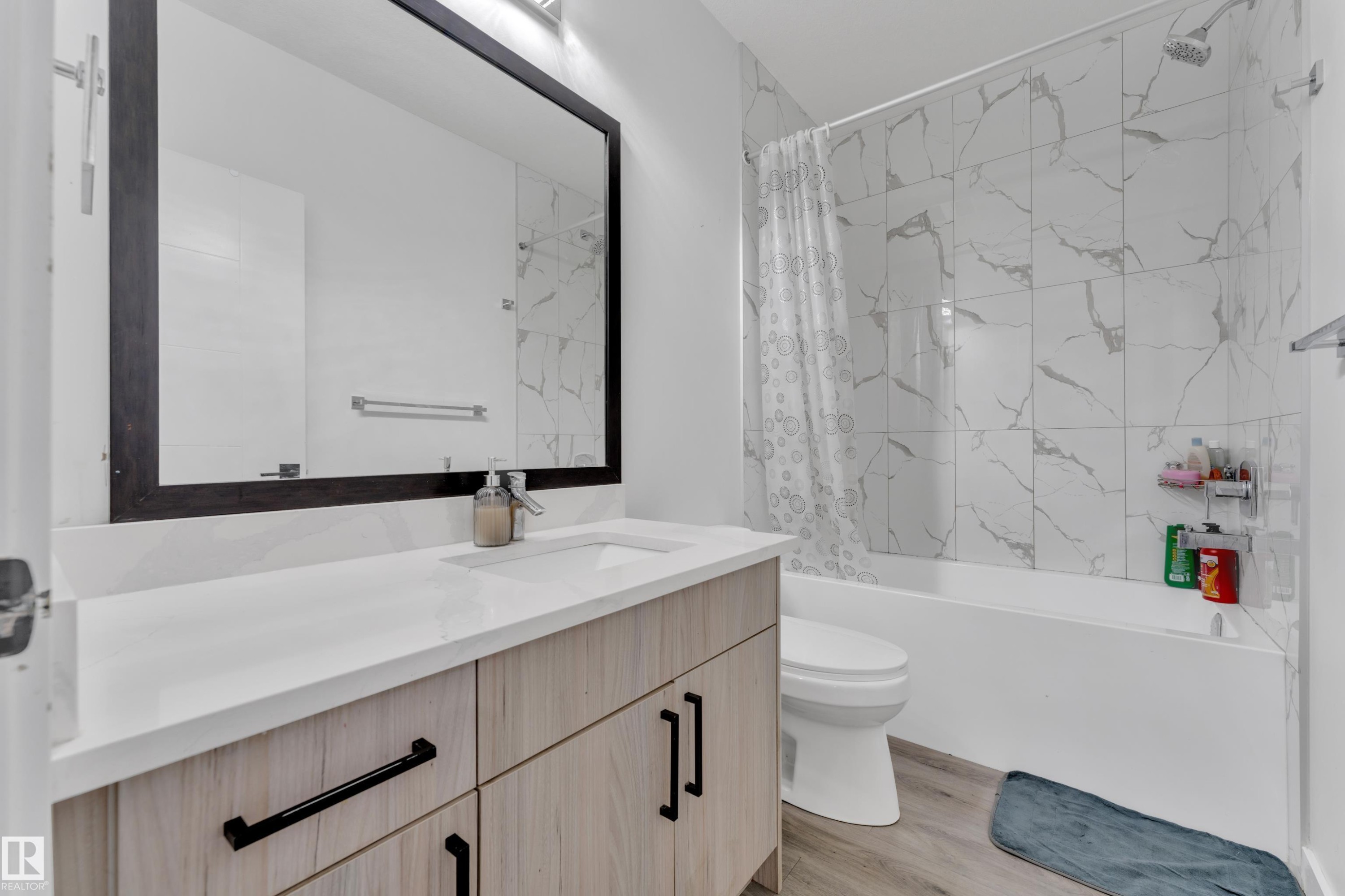 2011 18 Avenue, Edmonton, AB - Indoor Photo Showing Bathroom