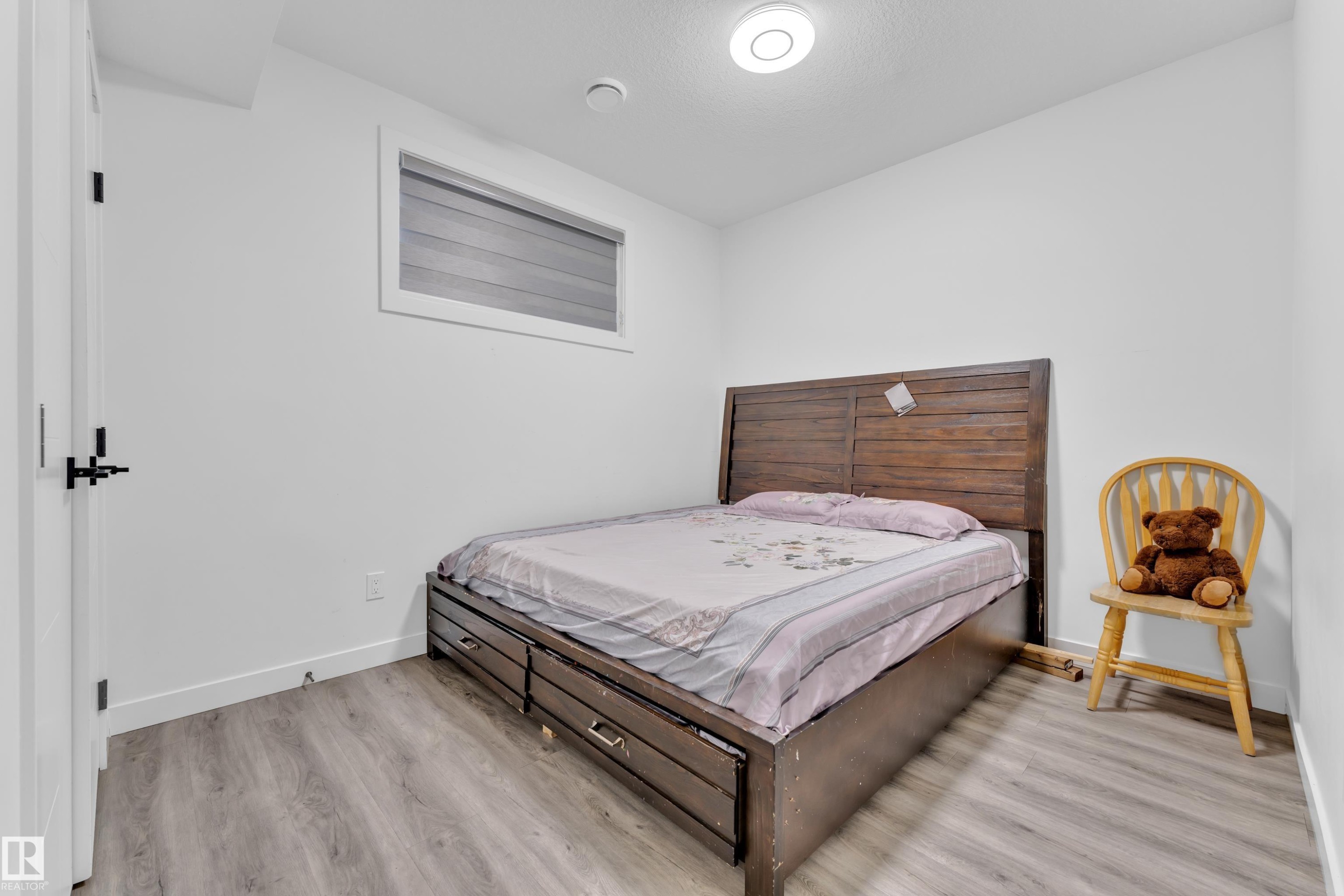 2011 18 Avenue, Edmonton, AB - Indoor Photo Showing Bedroom