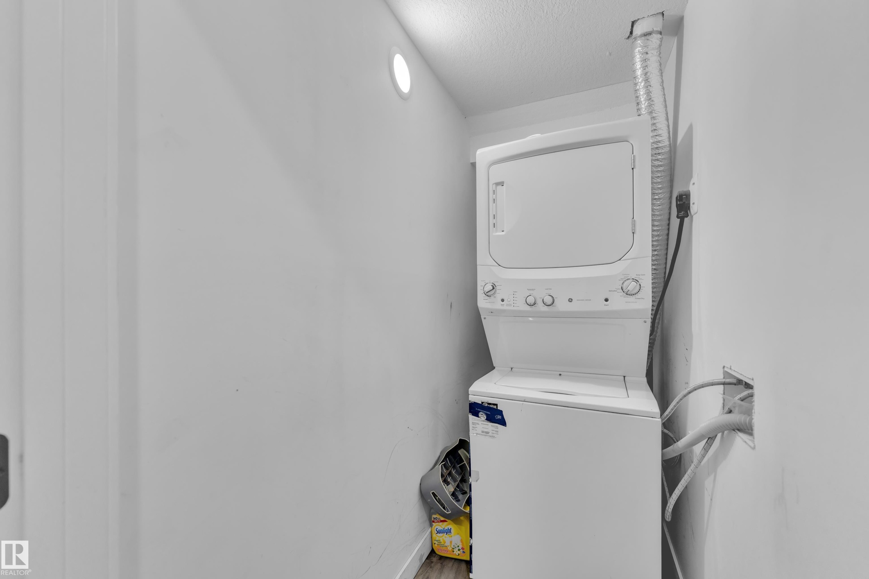 2011 18 Avenue, Edmonton, AB - Indoor Photo Showing Laundry Room