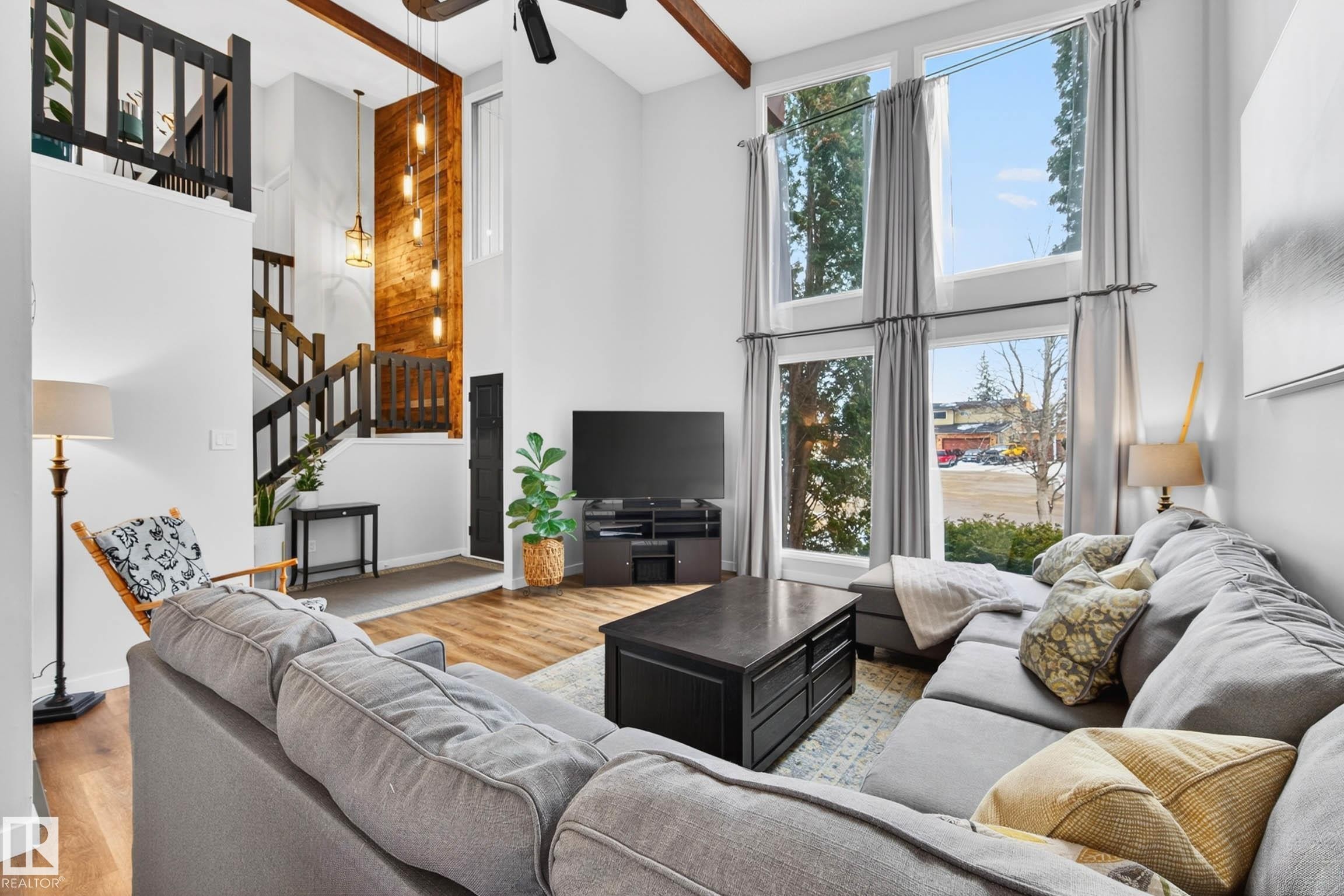6118 37A Avenue, Edmonton, AB - Indoor Photo Showing Living Room