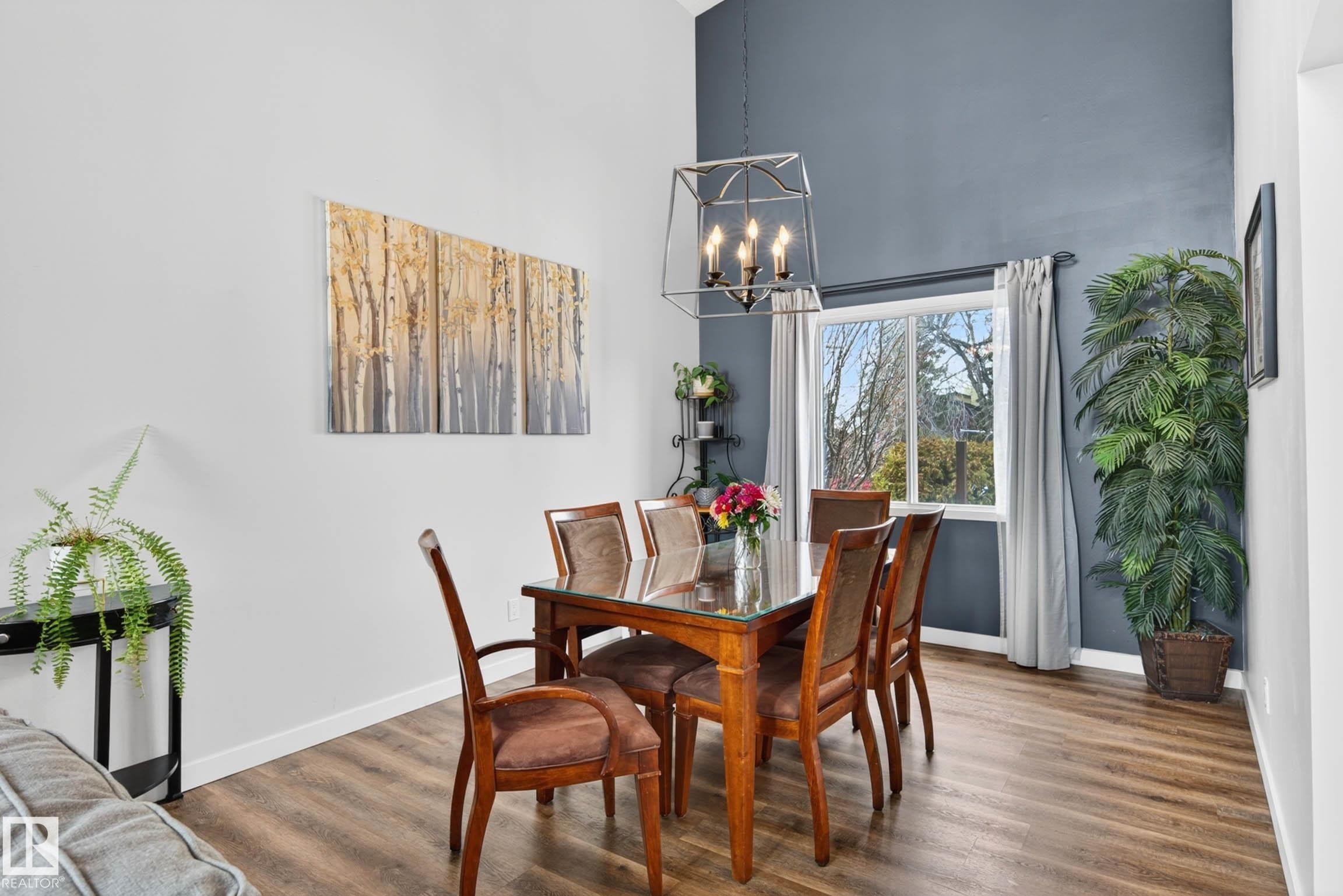 6118 37A Avenue, Edmonton, AB - Indoor Photo Showing Dining Room