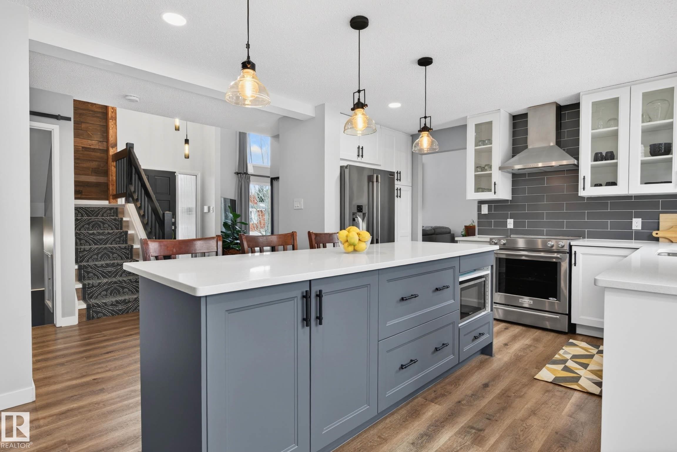 6118 37A Avenue, Edmonton, AB - Indoor Photo Showing Kitchen With Upgraded Kitchen