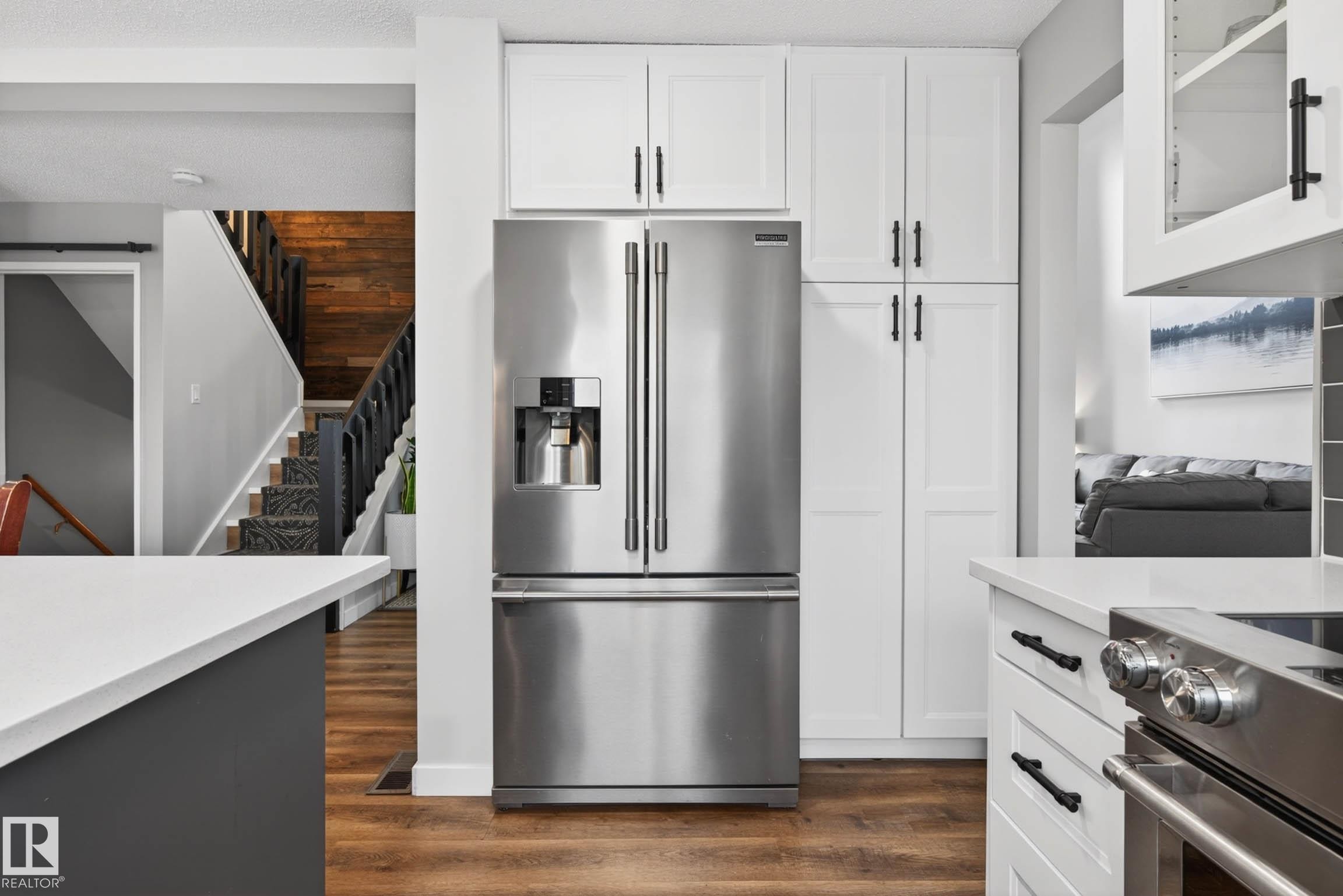 6118 37A Avenue, Edmonton, AB - Indoor Photo Showing Kitchen