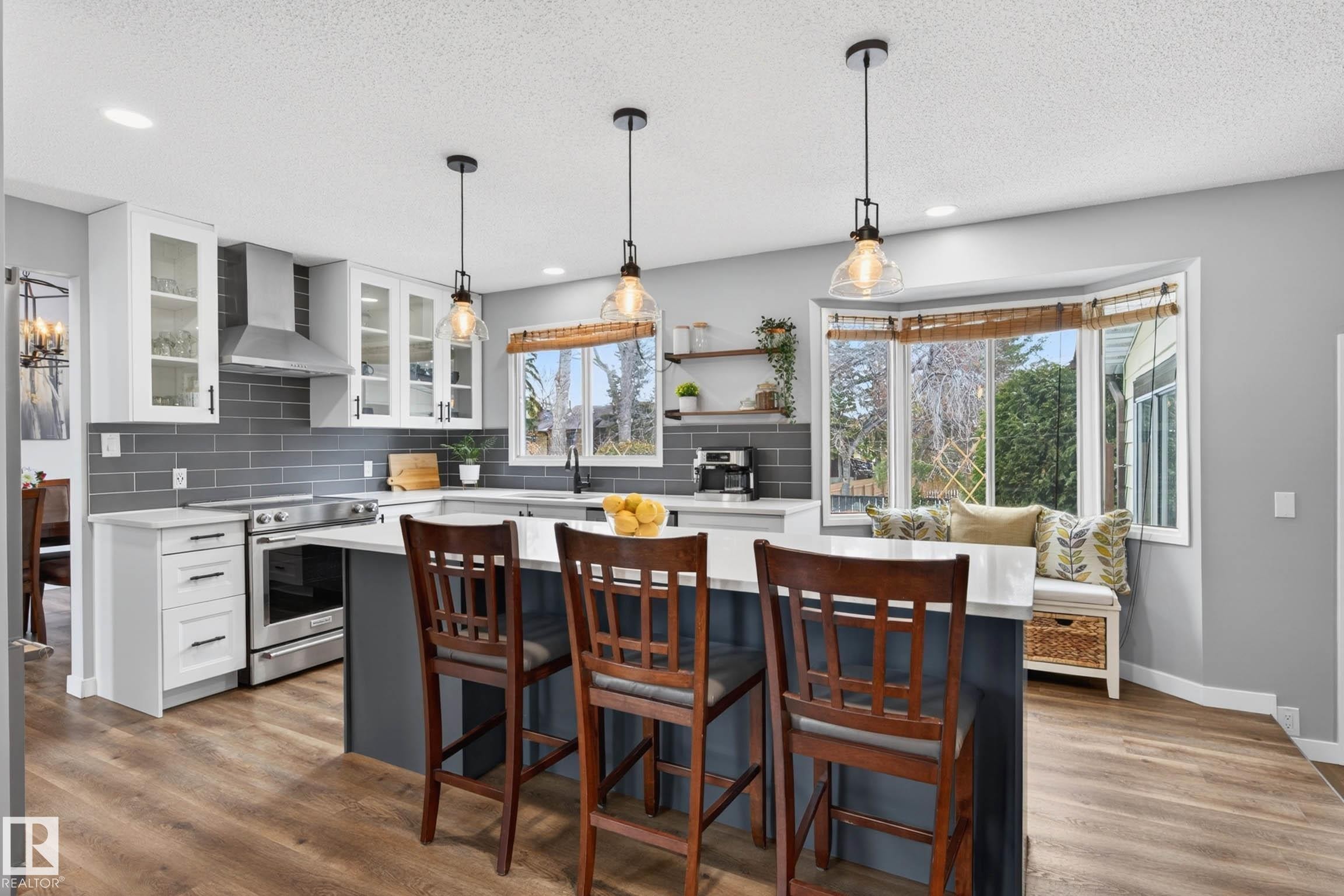 6118 37A Avenue, Edmonton, AB - Indoor Photo Showing Kitchen With Upgraded Kitchen