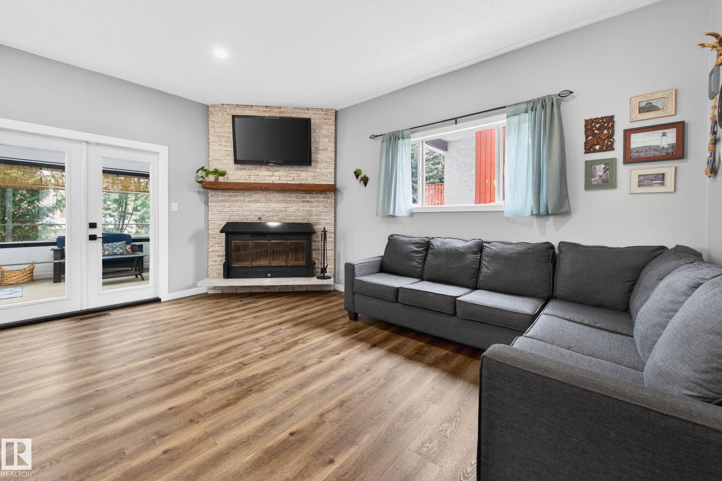 6118 37A Avenue, Edmonton, AB - Indoor Photo Showing Living Room With Fireplace