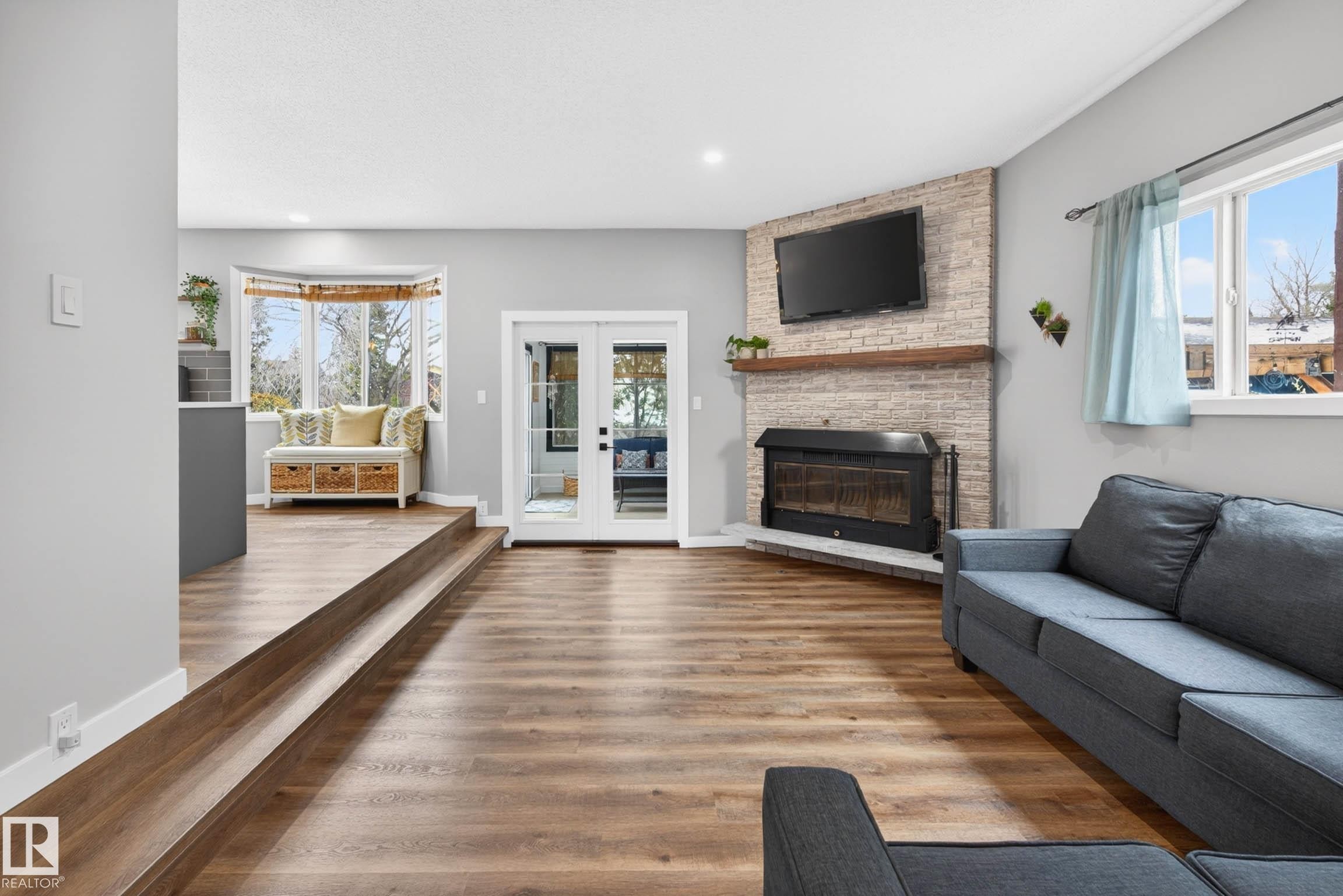 6118 37A Avenue, Edmonton, AB - Indoor Photo Showing Living Room With Fireplace