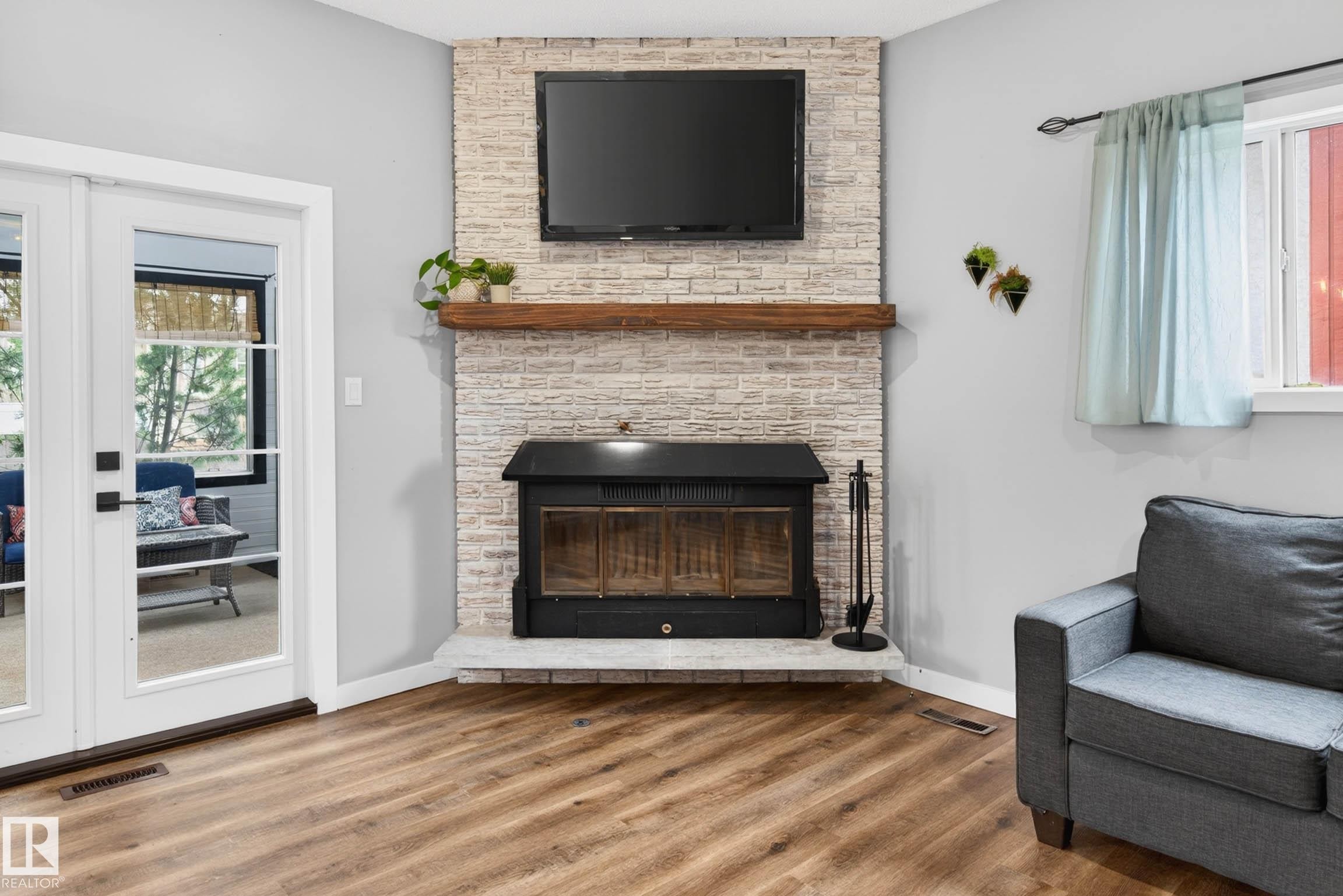 6118 37A Avenue, Edmonton, AB - Indoor Photo Showing Living Room With Fireplace
