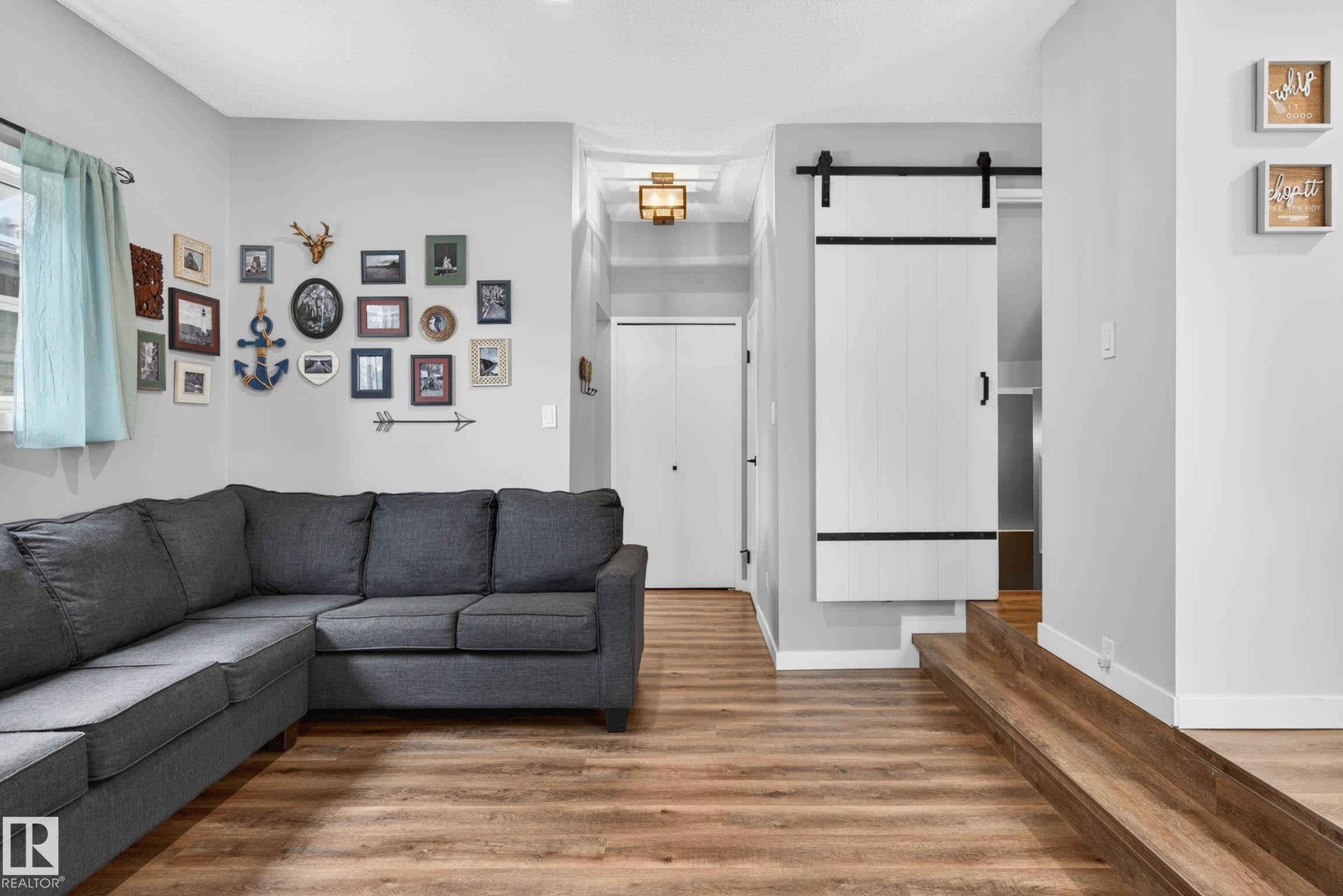 6118 37A Avenue, Edmonton, AB - Indoor Photo Showing Living Room