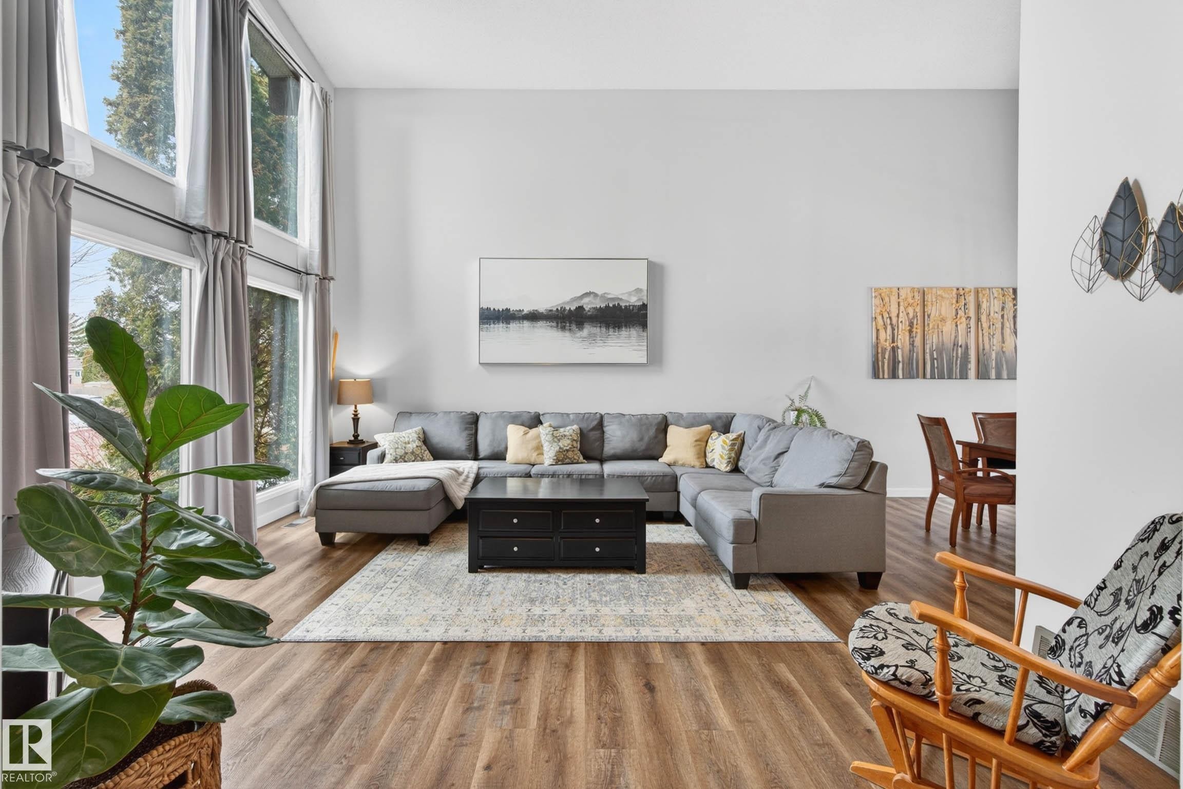 6118 37A Avenue, Edmonton, AB - Indoor Photo Showing Living Room
