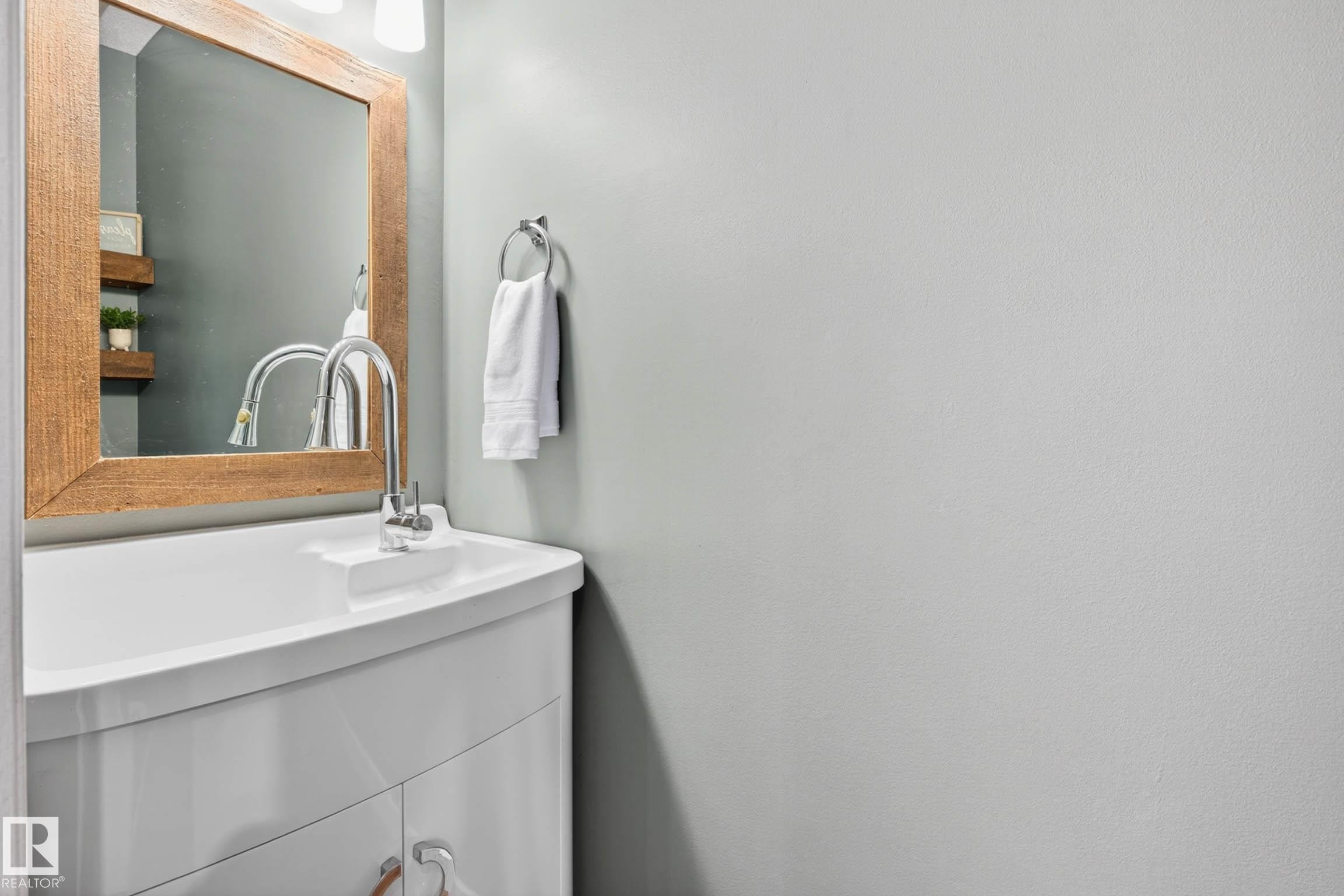 6118 37A Avenue, Edmonton, AB - Indoor Photo Showing Bathroom