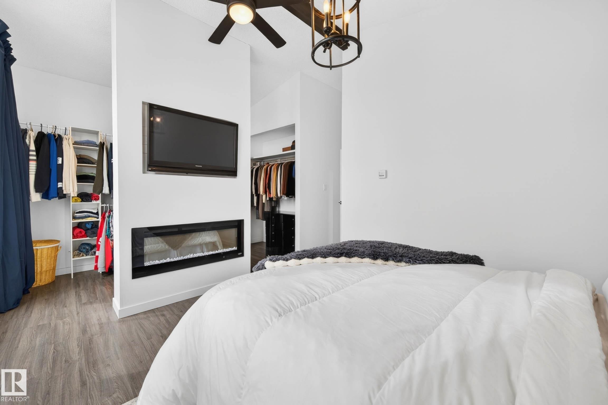 6118 37A Avenue, Edmonton, AB - Indoor Photo Showing Bedroom