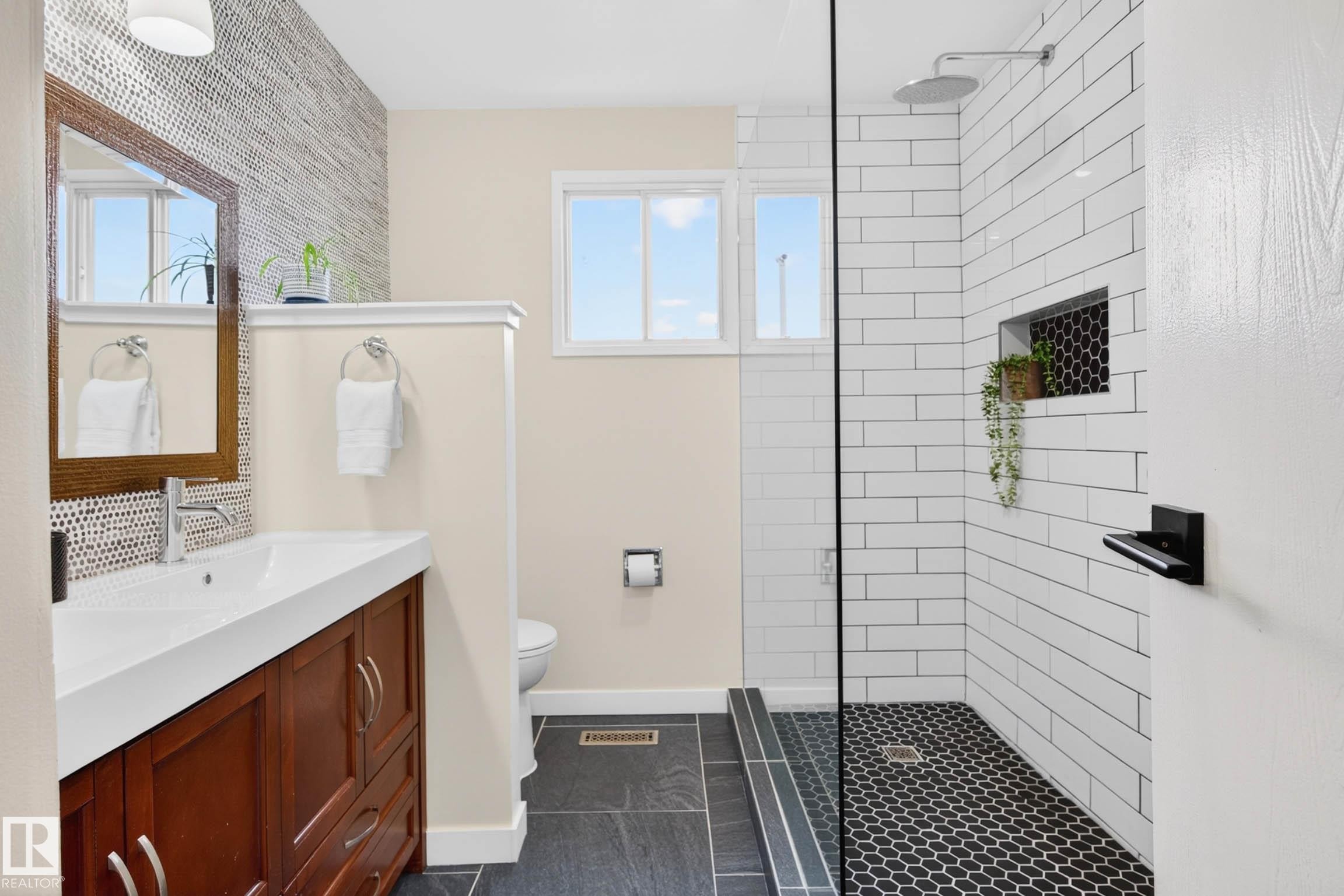 6118 37A Avenue, Edmonton, AB - Indoor Photo Showing Bathroom
