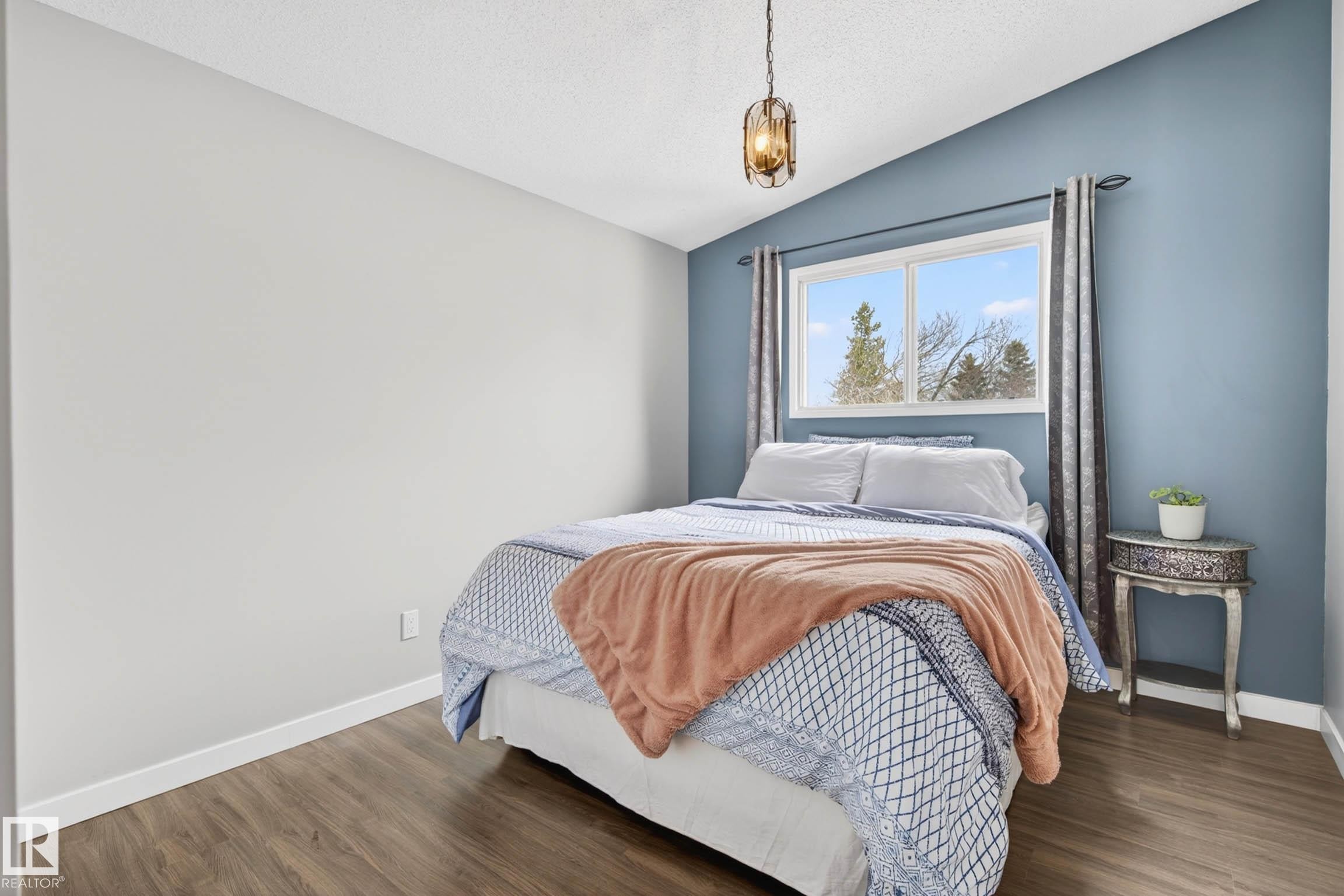 6118 37A Avenue, Edmonton, AB - Indoor Photo Showing Bedroom