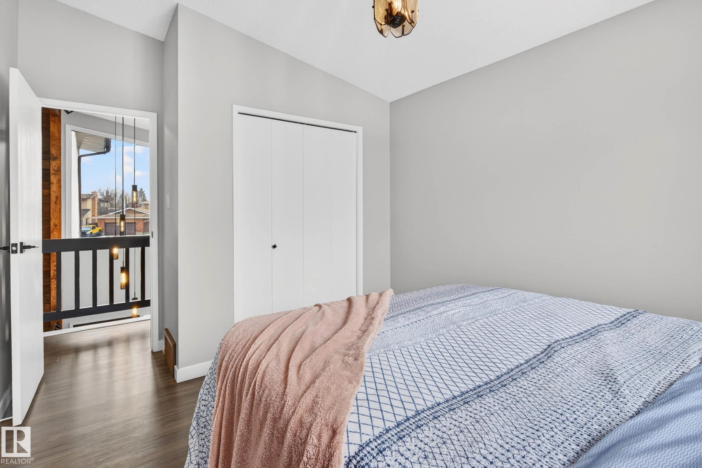 6118 37A Avenue, Edmonton, AB - Indoor Photo Showing Bedroom