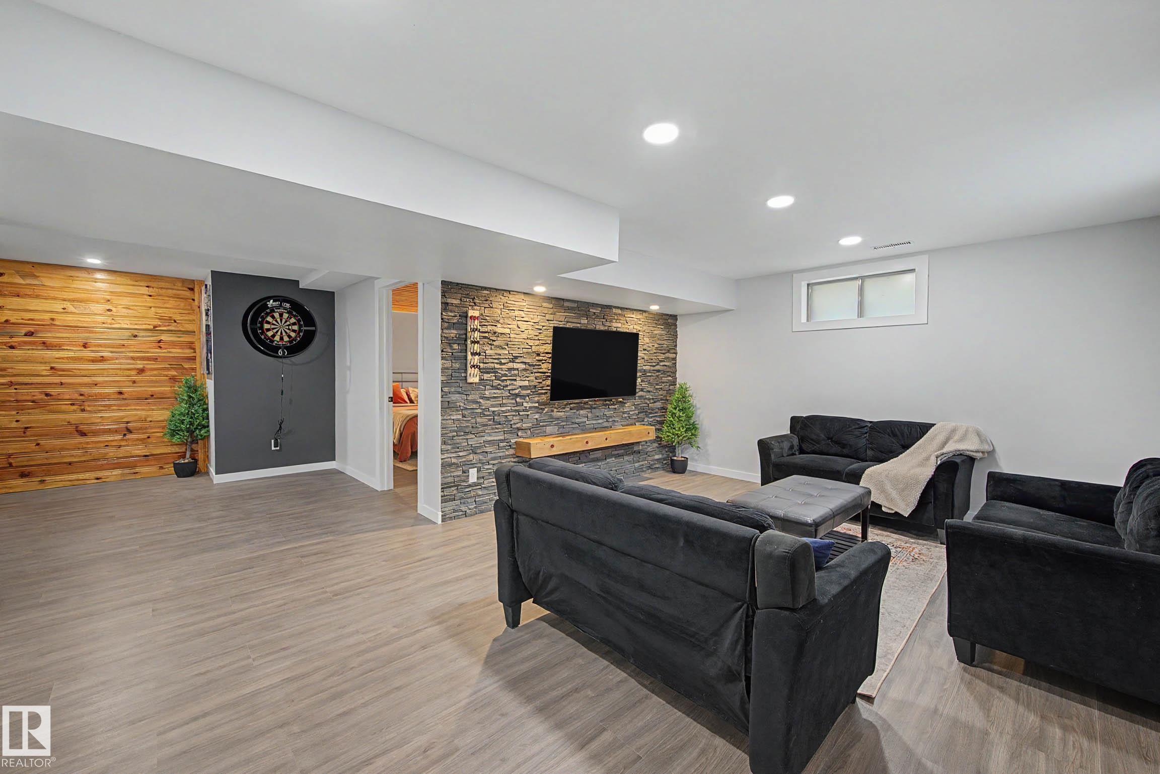 6118 37A Avenue, Edmonton, AB - Indoor With Fireplace