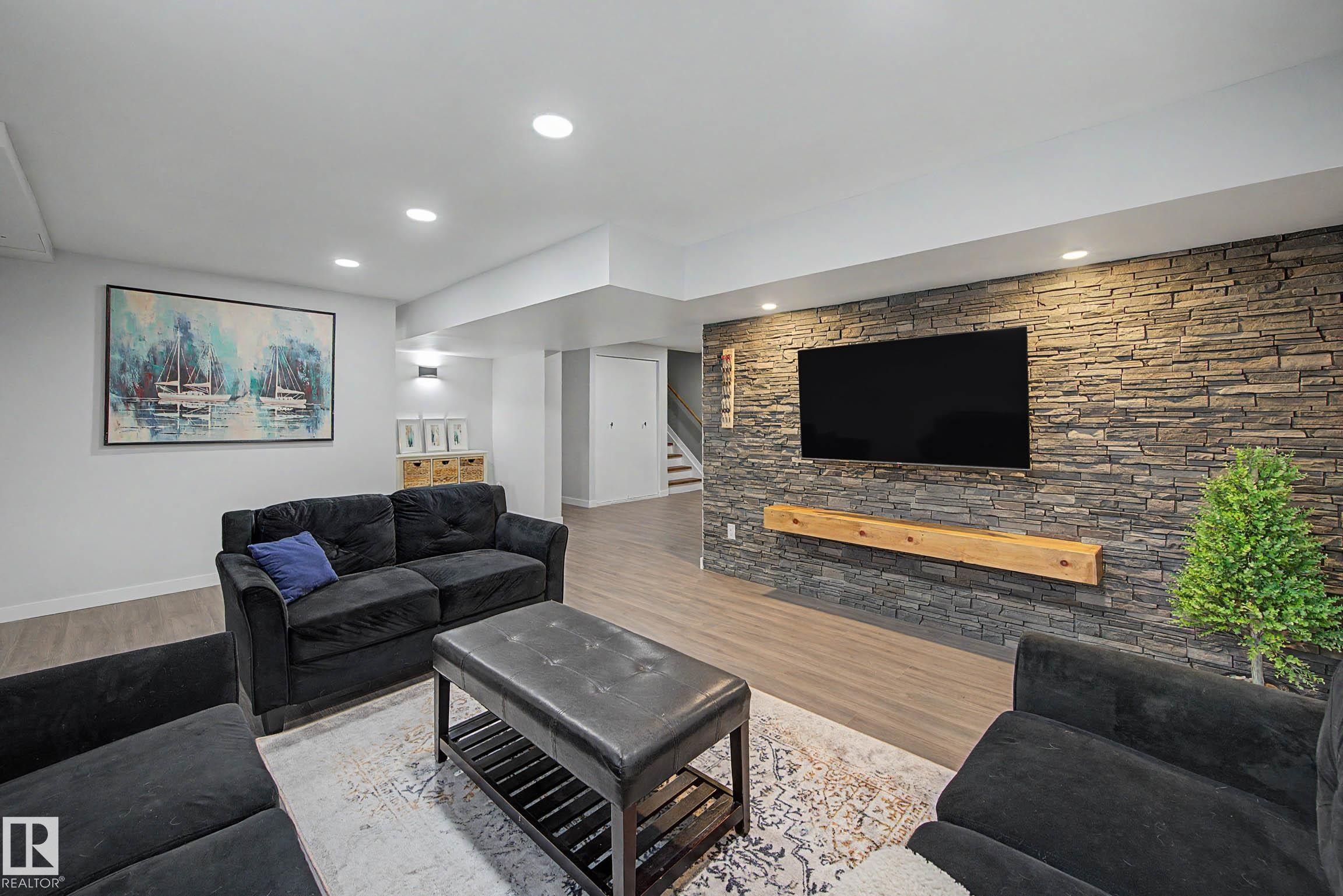 6118 37A Avenue, Edmonton, AB - Indoor Photo Showing Living Room