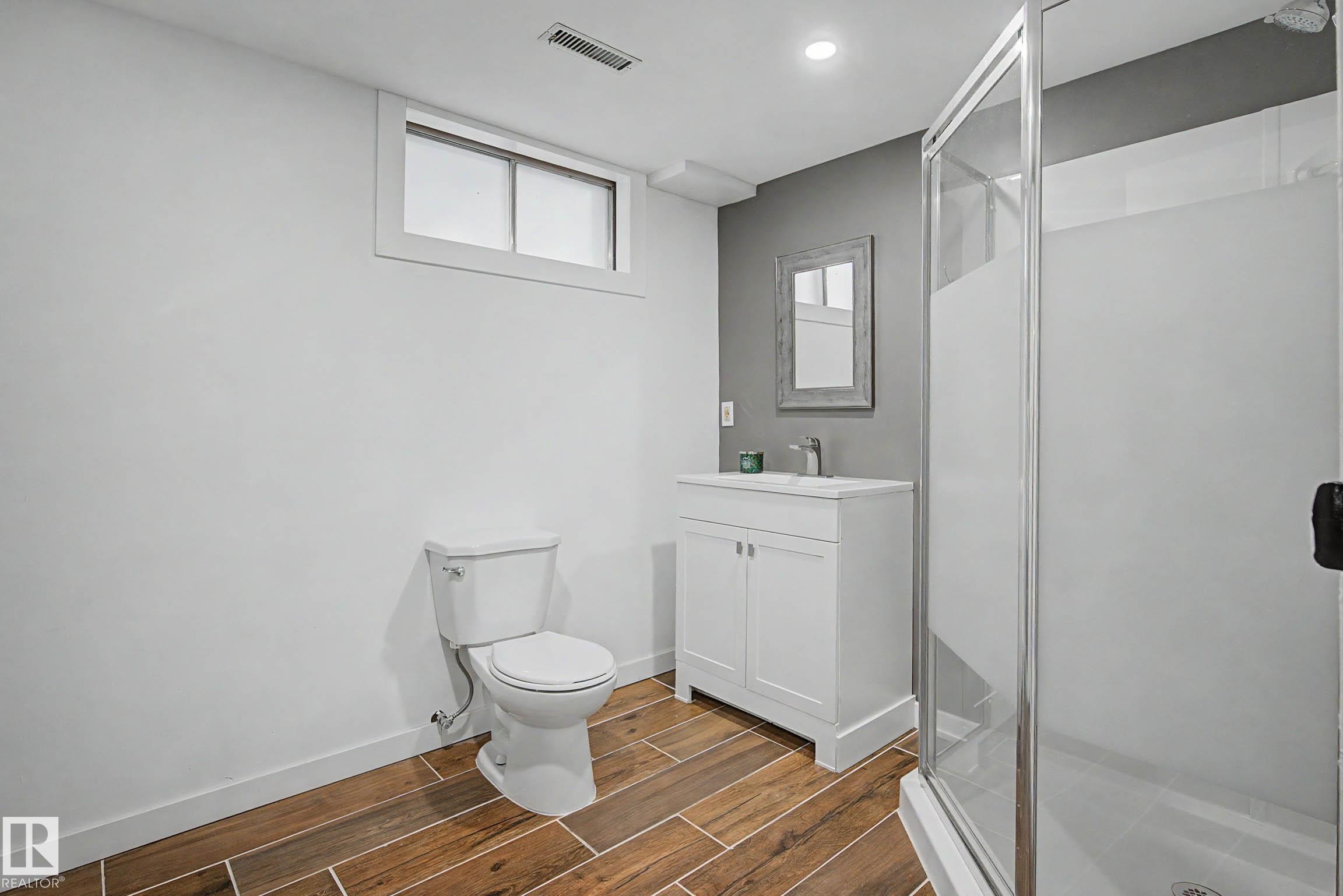 6118 37A Avenue, Edmonton, AB - Indoor Photo Showing Bathroom