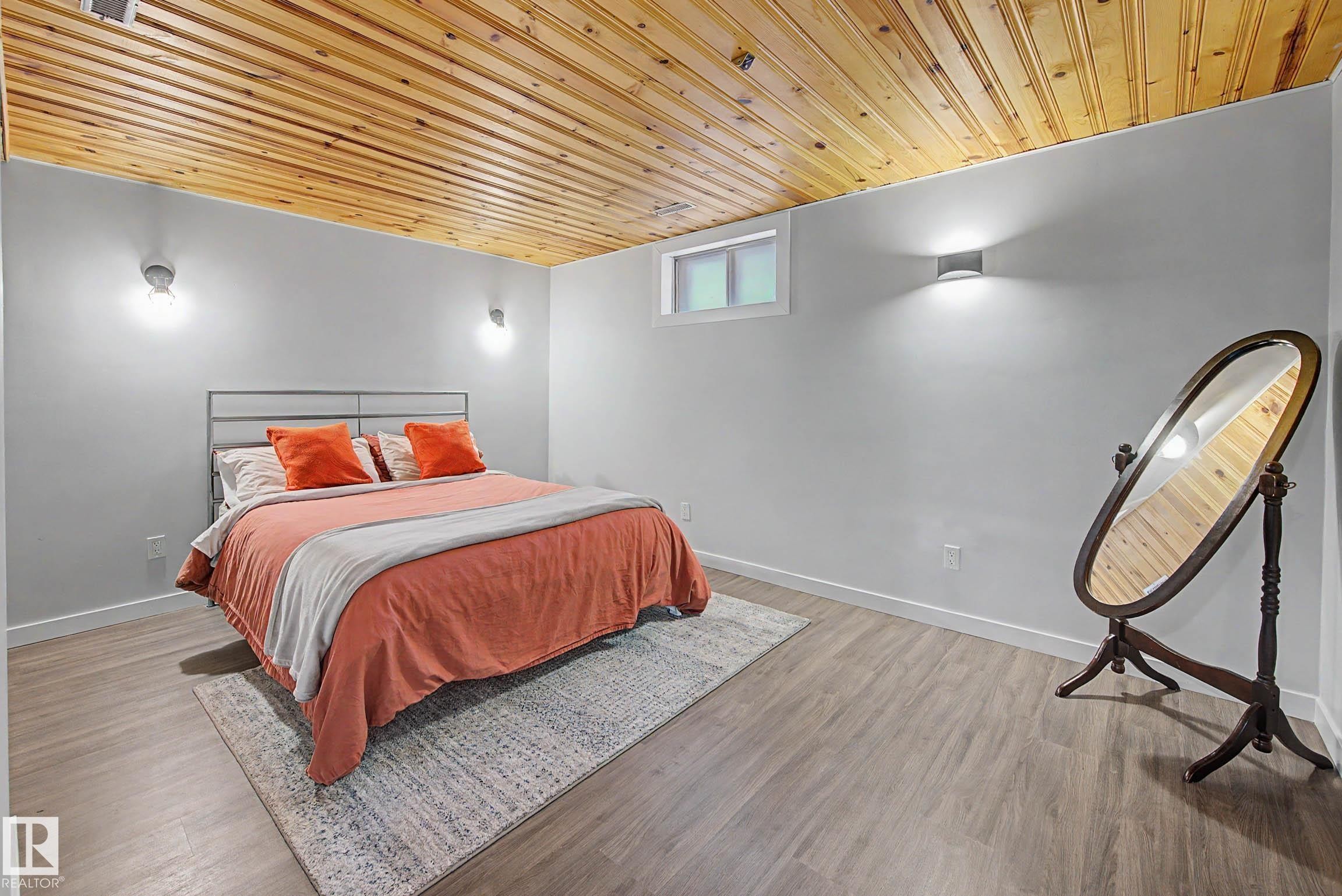 6118 37A Avenue, Edmonton, AB - Indoor Photo Showing Bedroom