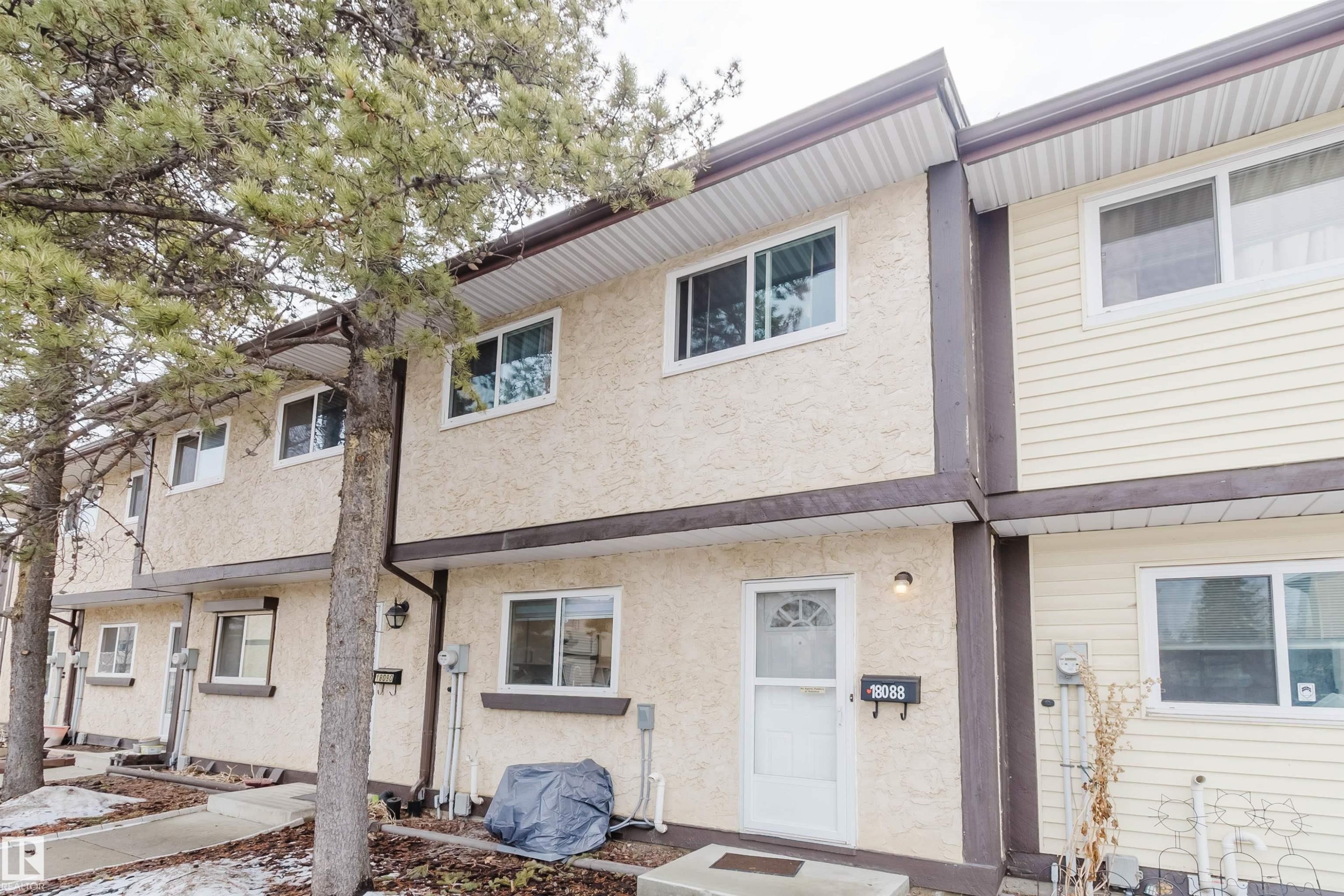 The property features a multi-story exterior with a combination of stucco and siding finishes - 18088 93 Avenue Nw, Edmonton, AB - Outdoor