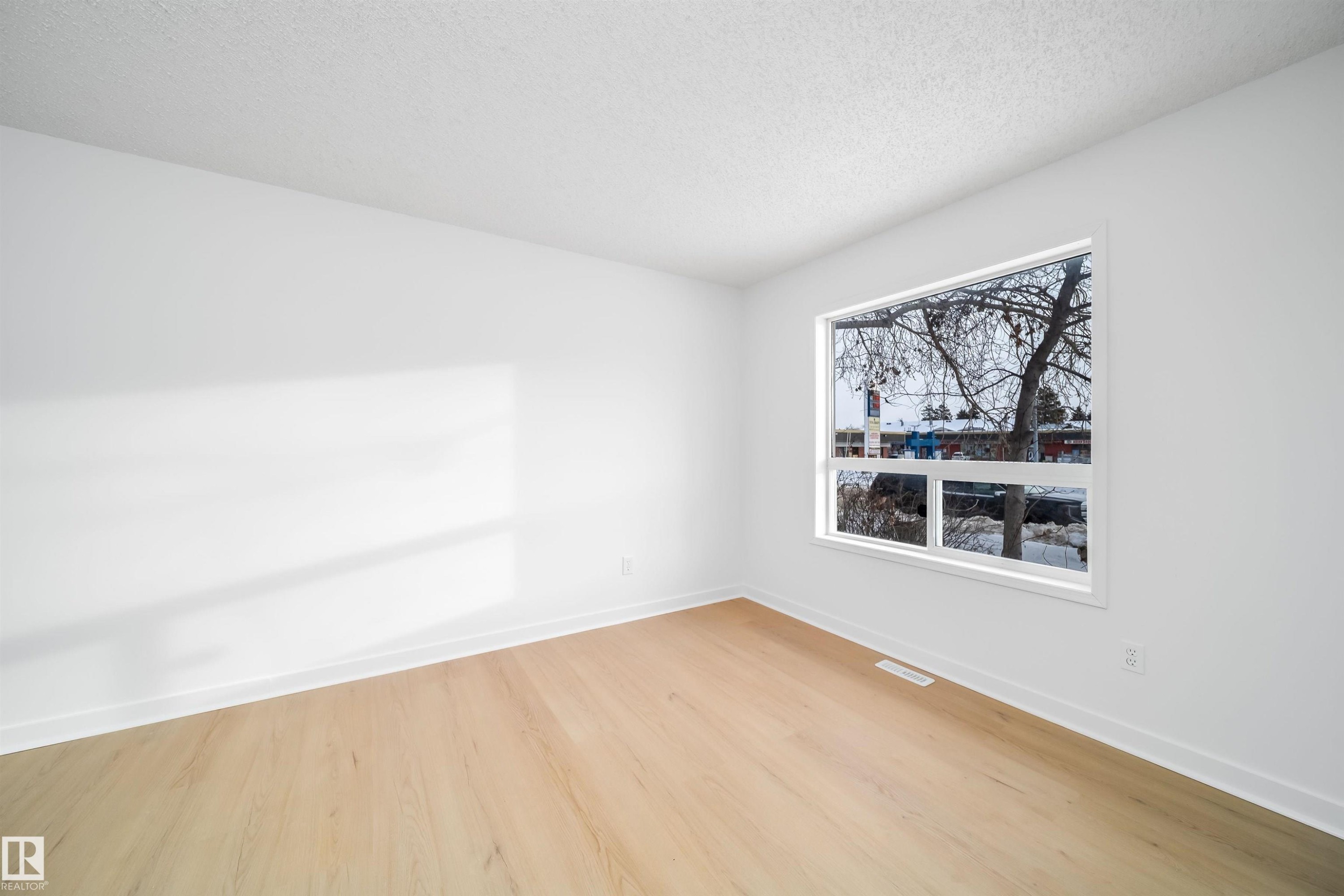 1576 Mill Woods Road E, Edmonton, AB - Indoor Photo Showing Other Room
