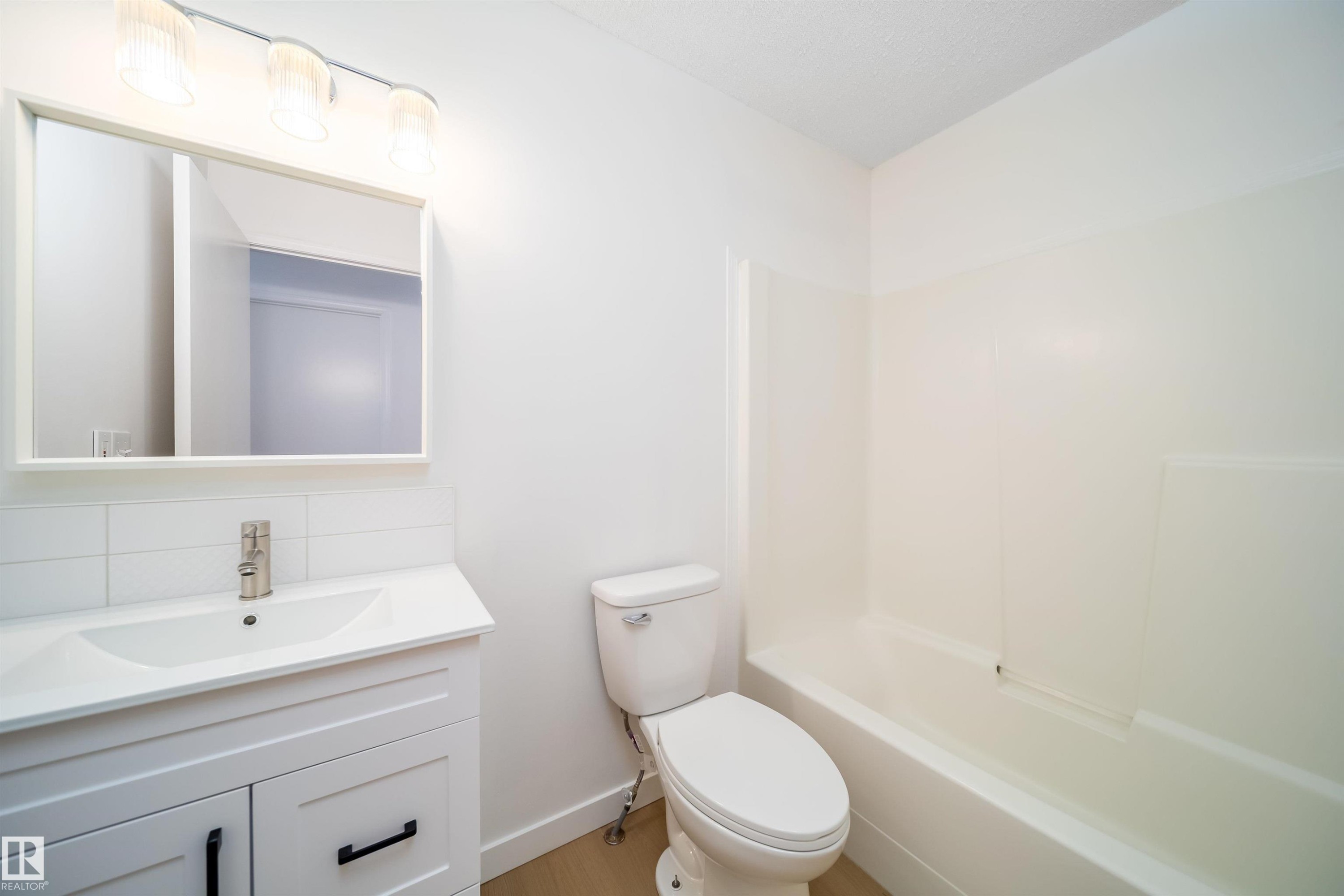 1576 Mill Woods Road E, Edmonton, AB - Indoor Photo Showing Bathroom