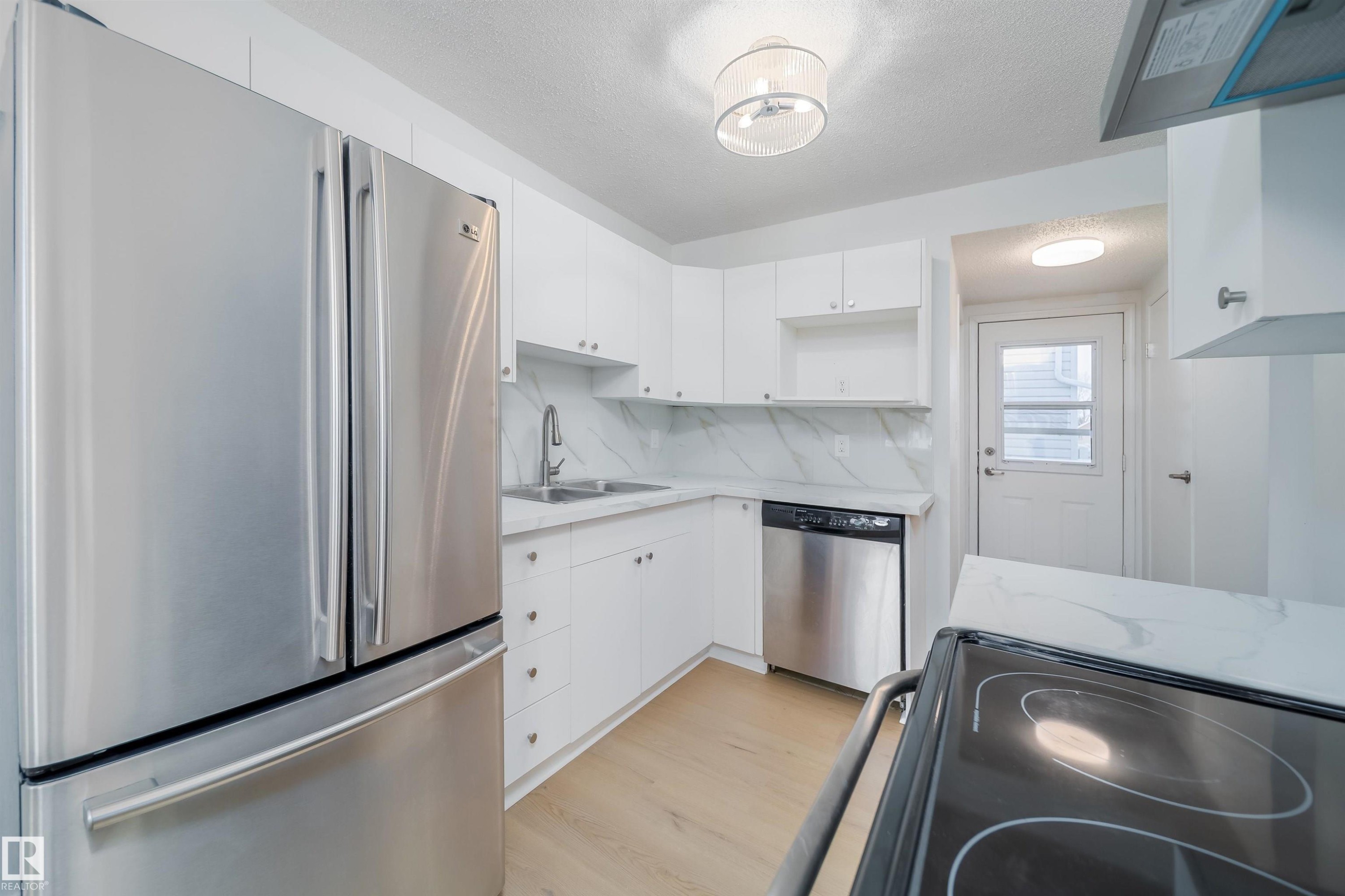 1576 Mill Woods Road E, Edmonton, AB - Indoor Photo Showing Kitchen