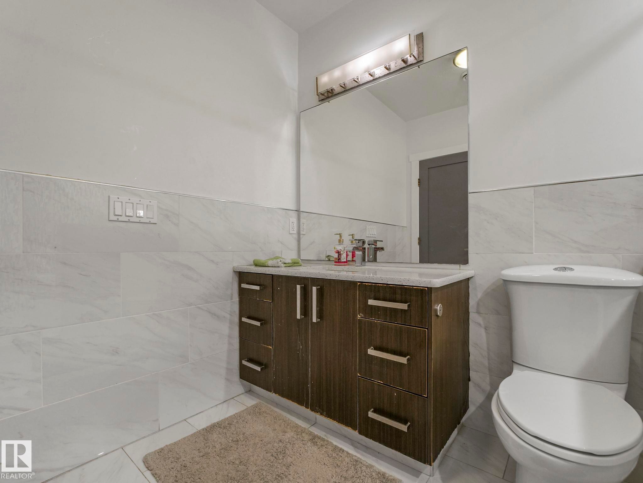 876 Hodgins Road, Edmonton, AB - Indoor Photo Showing Bathroom