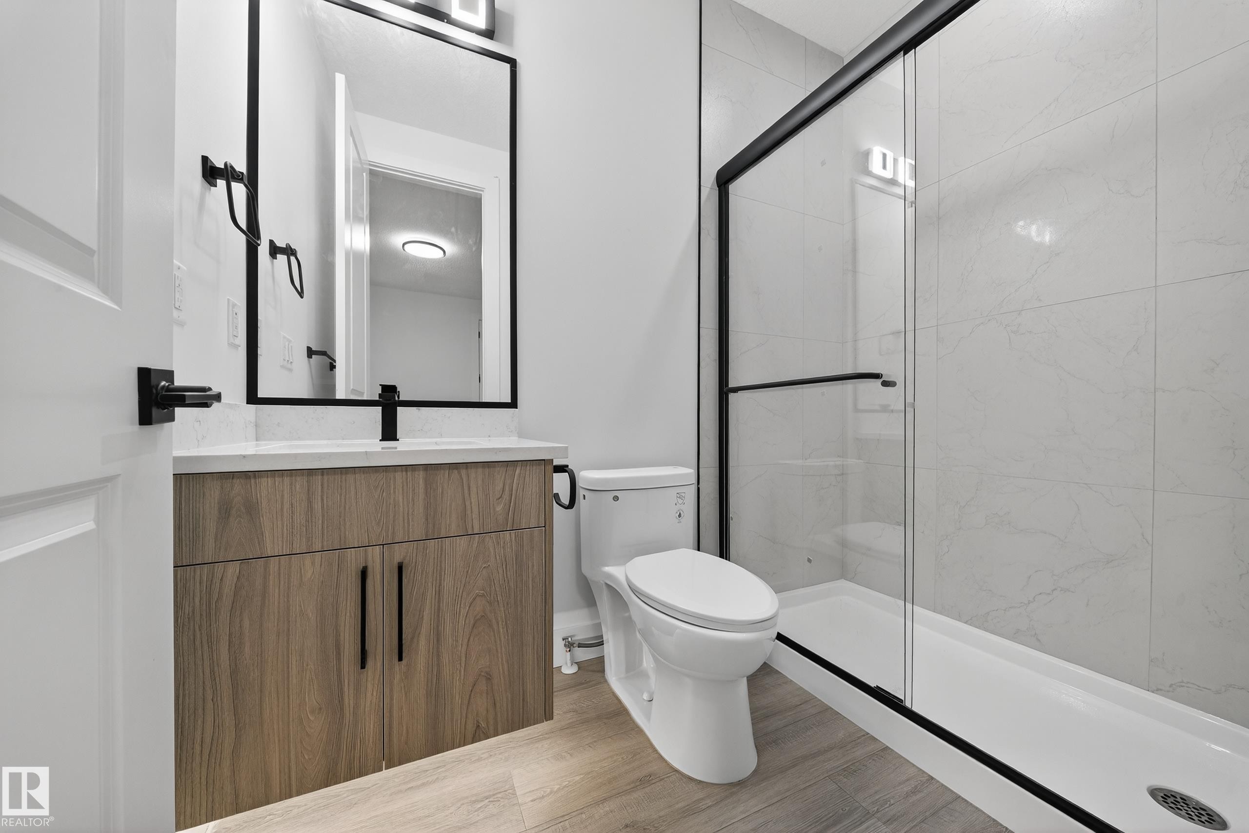 2010 Collip Crescent Sw, Edmonton, AB - Indoor Photo Showing Bathroom