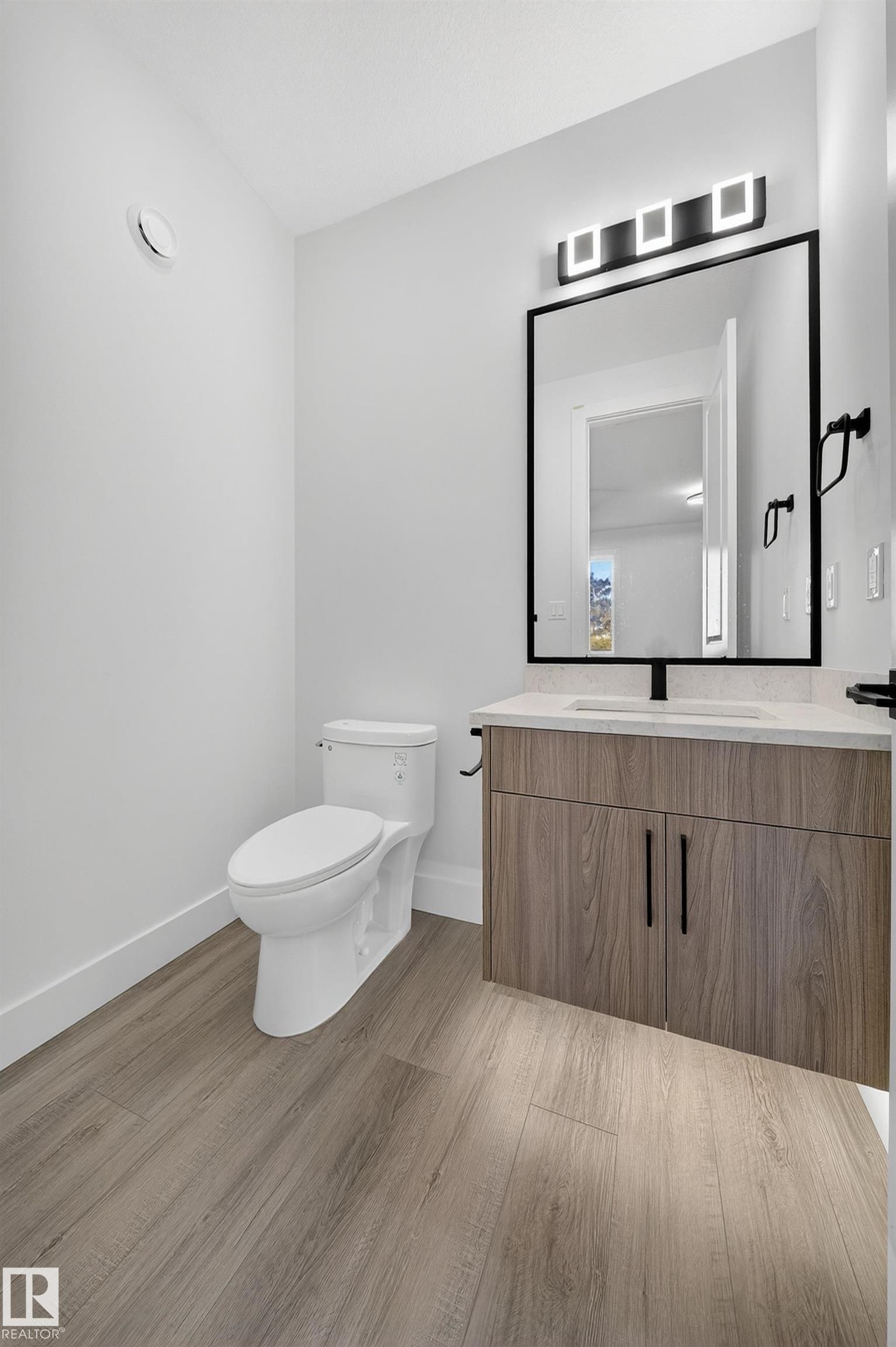 2010 Collip Crescent Sw, Edmonton, AB - Indoor Photo Showing Bathroom