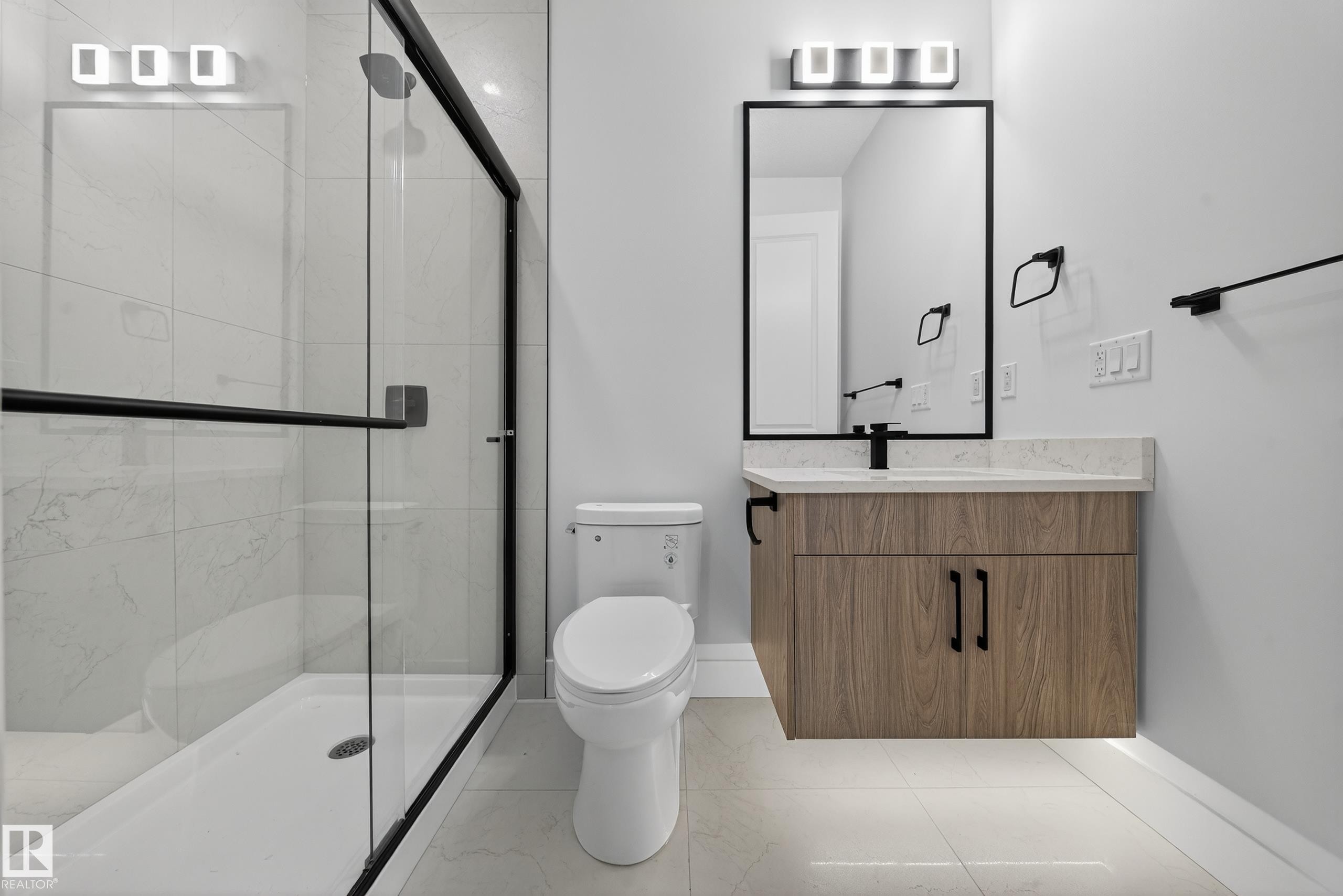 2010 Collip Crescent Sw, Edmonton, AB - Indoor Photo Showing Bathroom