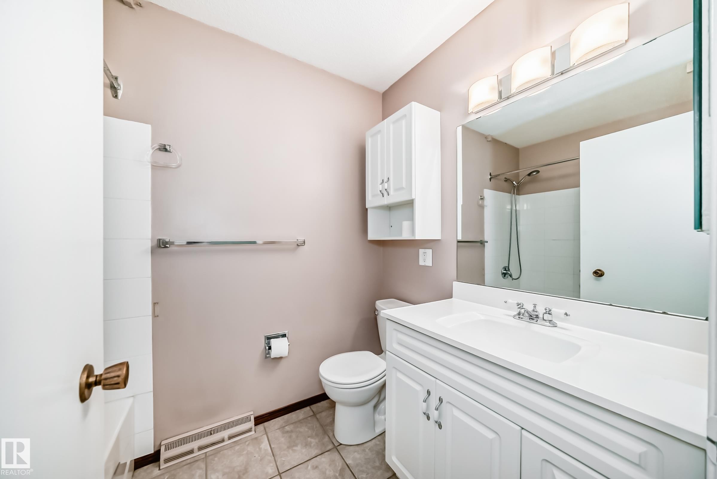 17104 85 Avenue, Edmonton, AB - Indoor Photo Showing Bathroom