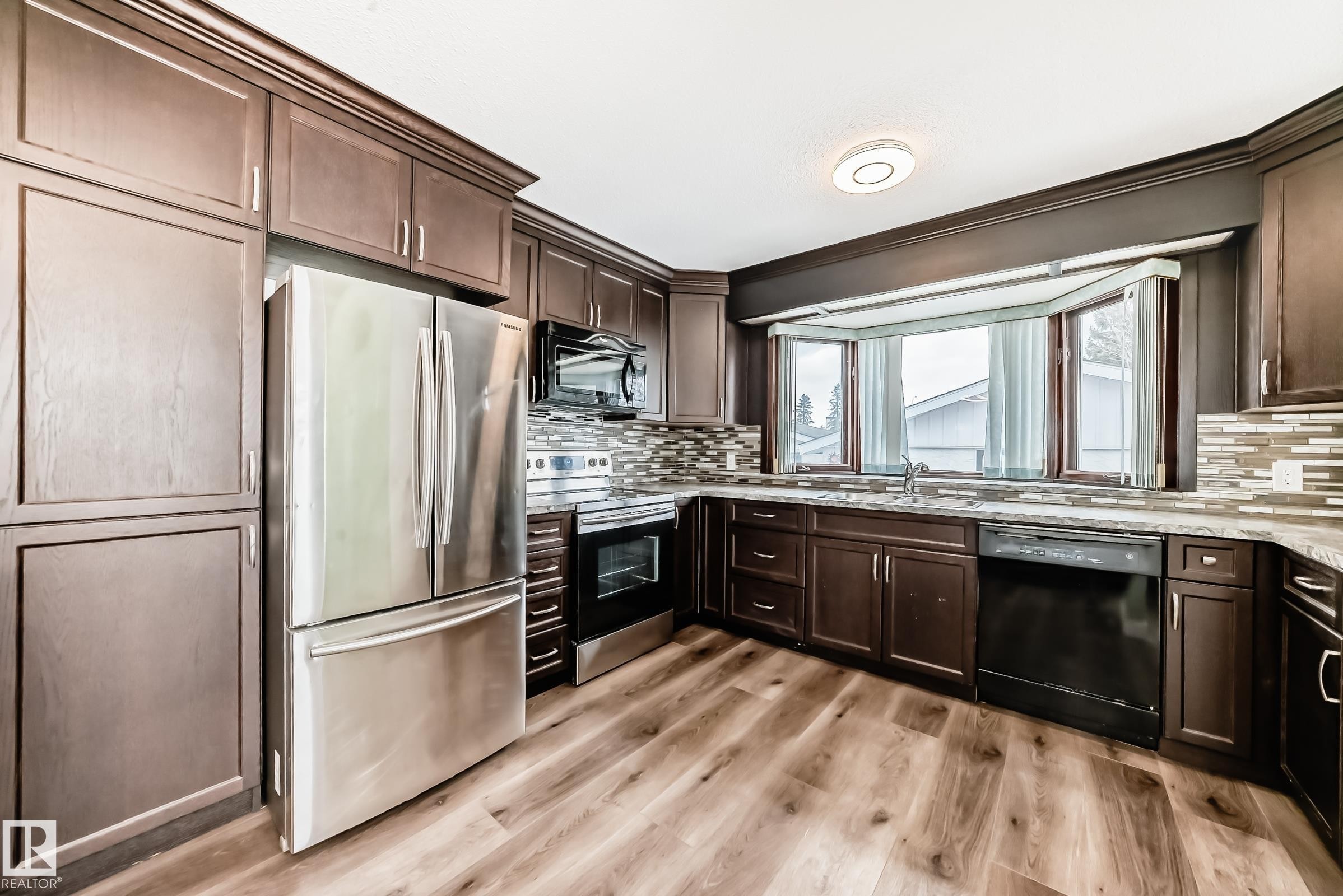17104 85 Avenue, Edmonton, AB - Indoor Photo Showing Kitchen With Upgraded Kitchen