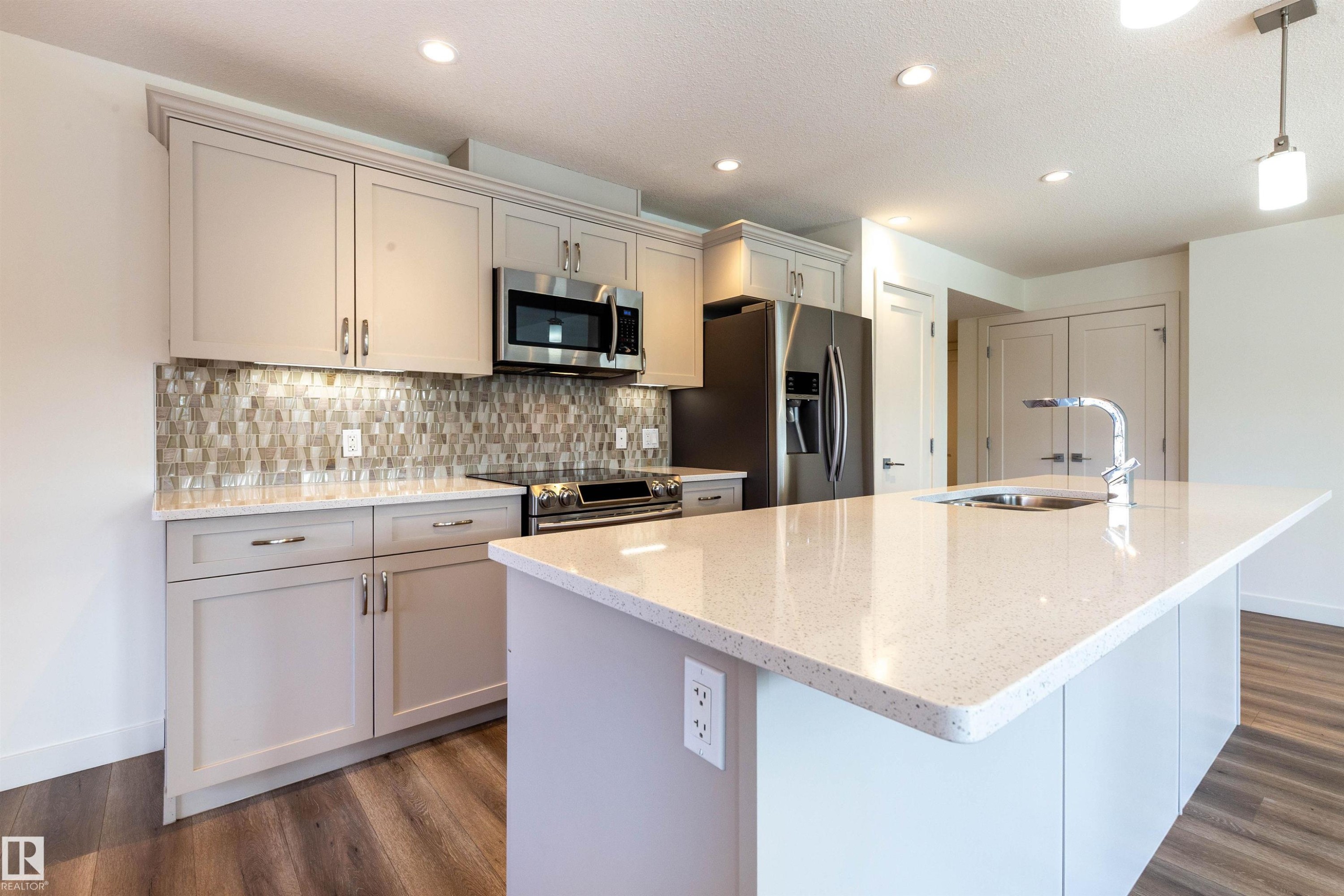 108 5025 Edgemont Boulevard, Edmonton, AB - Indoor Photo Showing Kitchen With Upgraded Kitchen