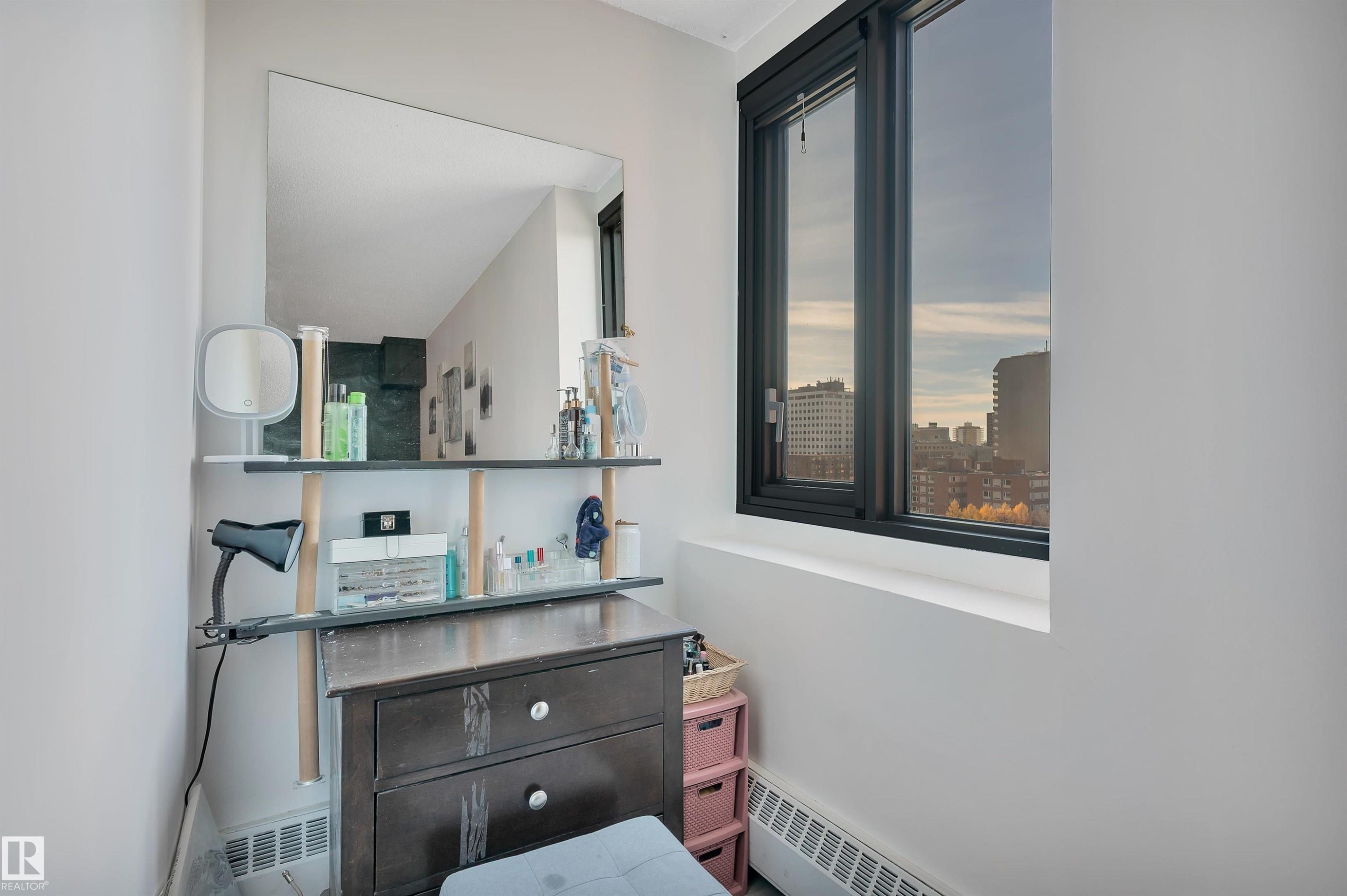 802 10145 109 Street, Edmonton, AB - Indoor