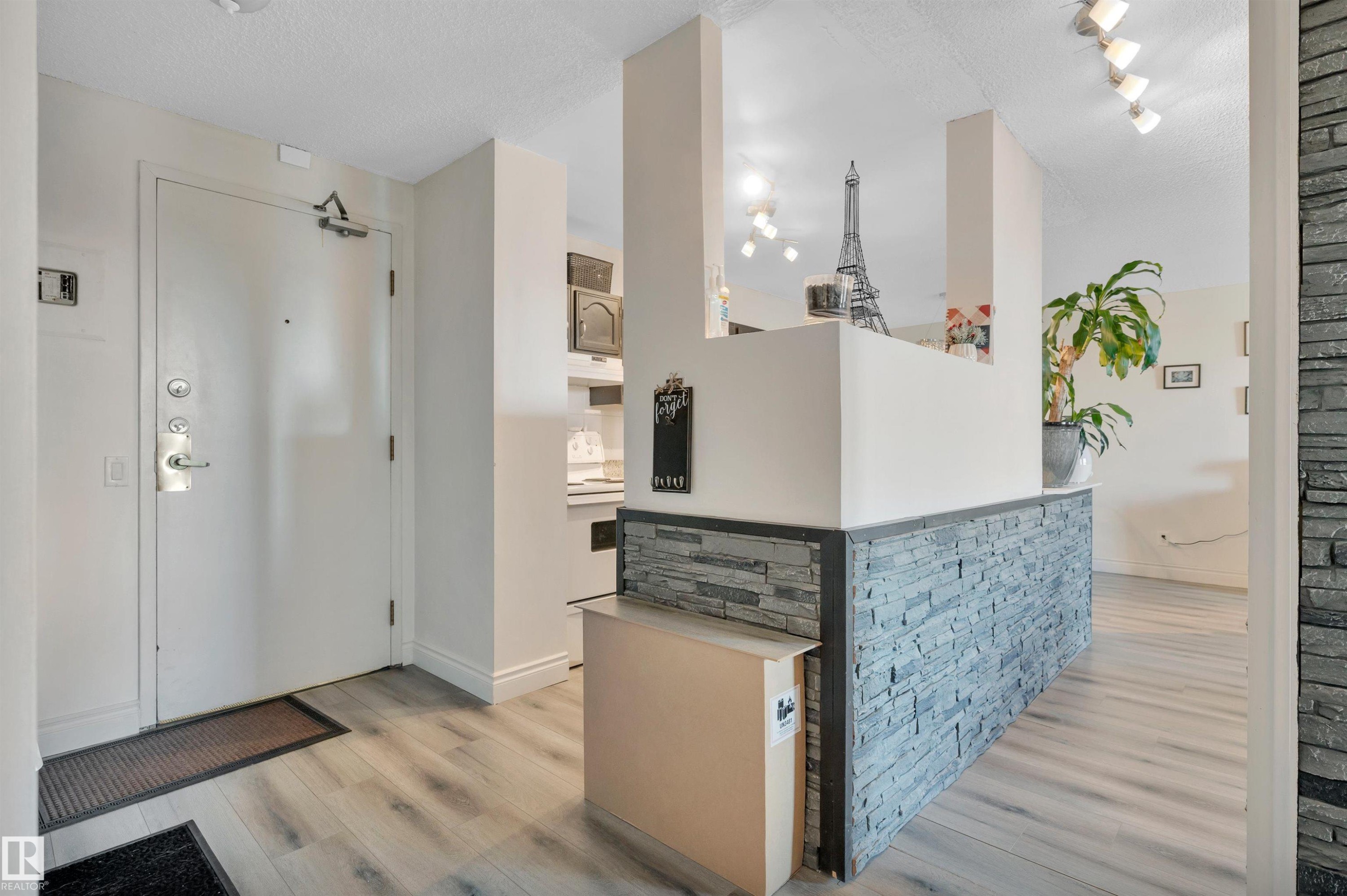 802 10145 109 Street, Edmonton, AB - Indoor