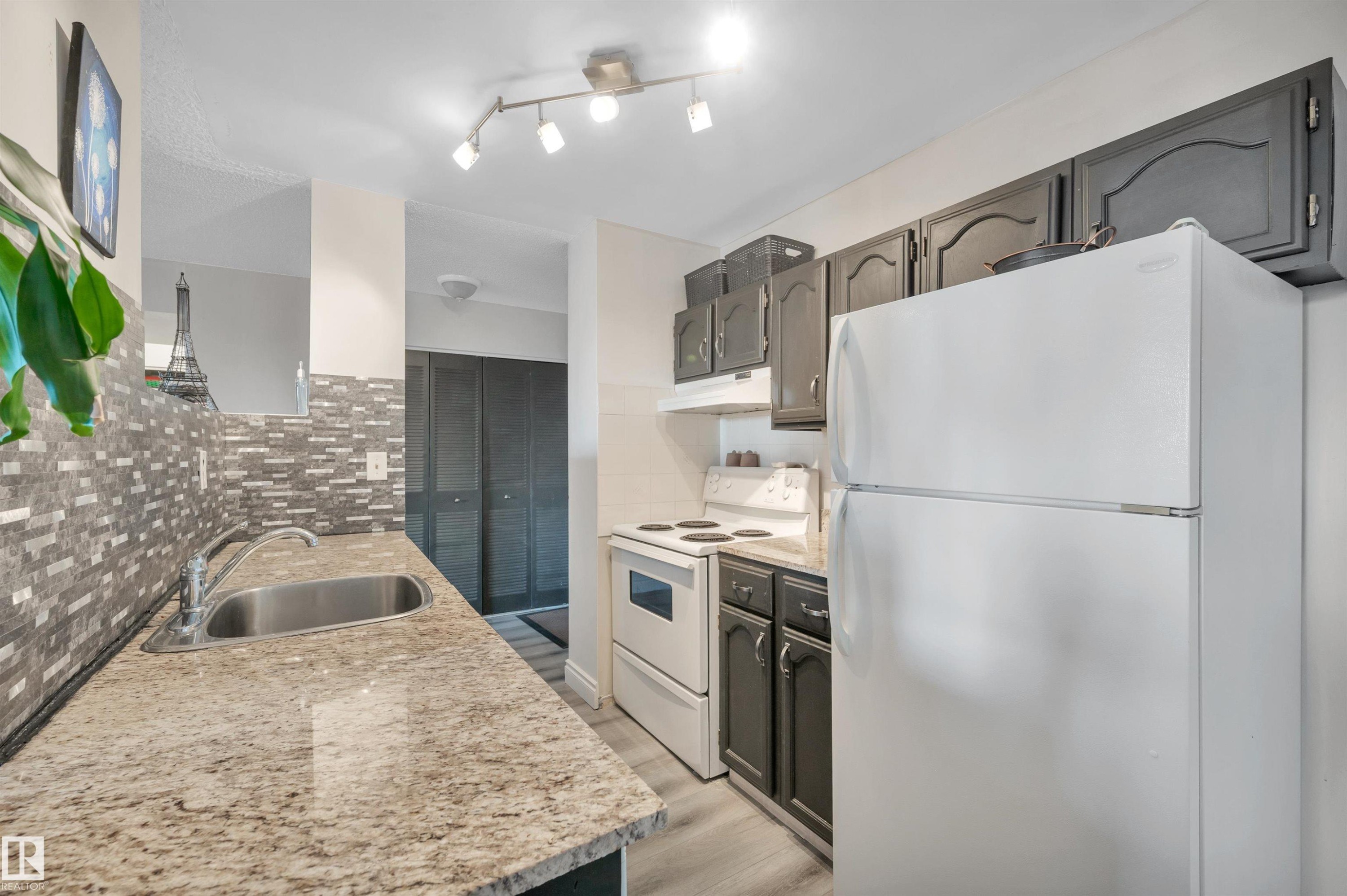 802 10145 109 Street, Edmonton, AB - Indoor Photo Showing Kitchen