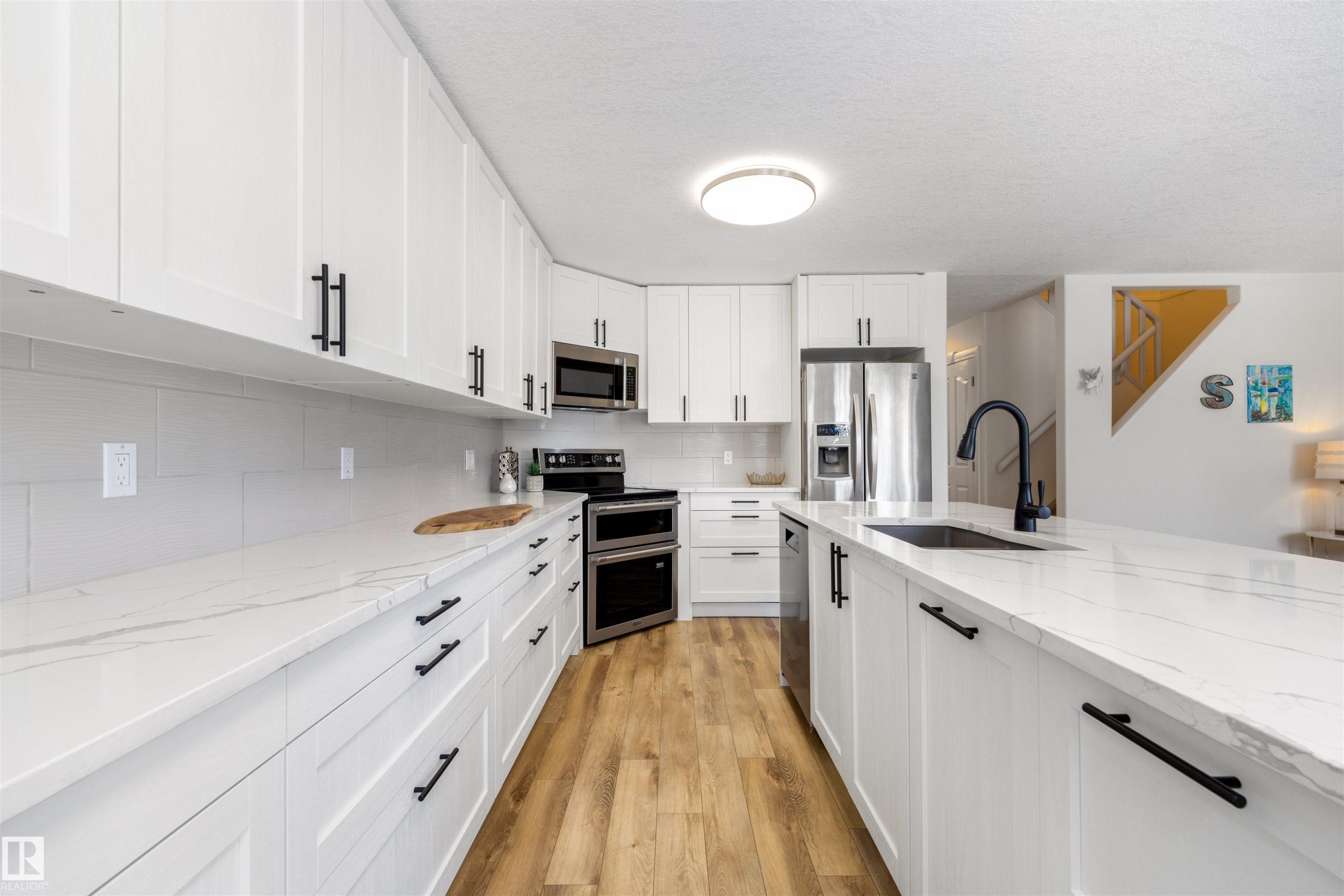 23 882 Ryan Place, Edmonton, AB - Indoor Photo Showing Kitchen With Upgraded Kitchen