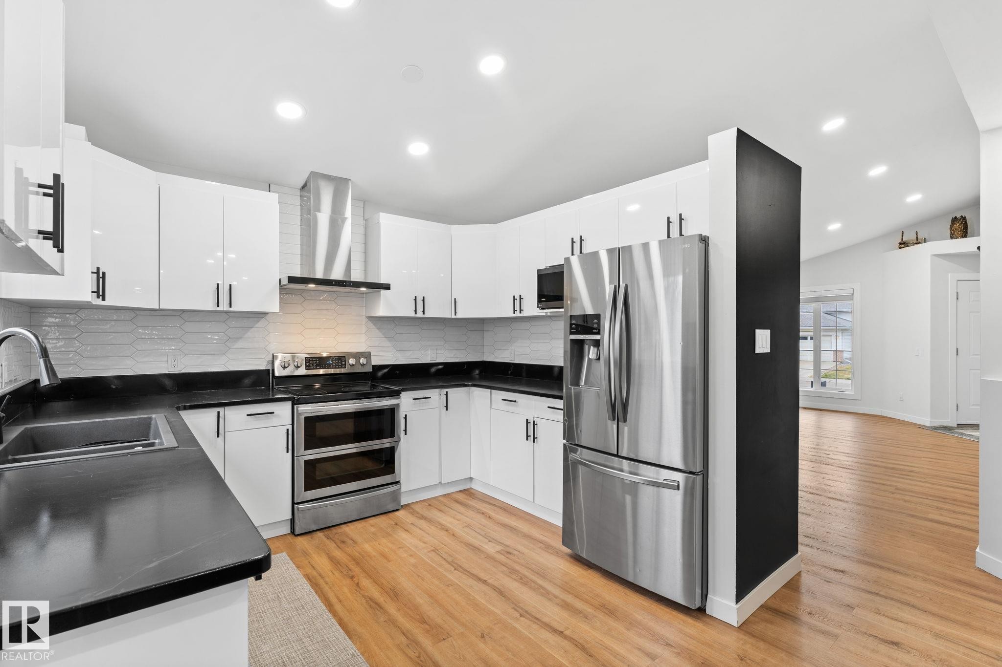 362 Blackburn Drive, Edmonton, AB - Indoor Photo Showing Kitchen With Double Sink With Upgraded Kitchen