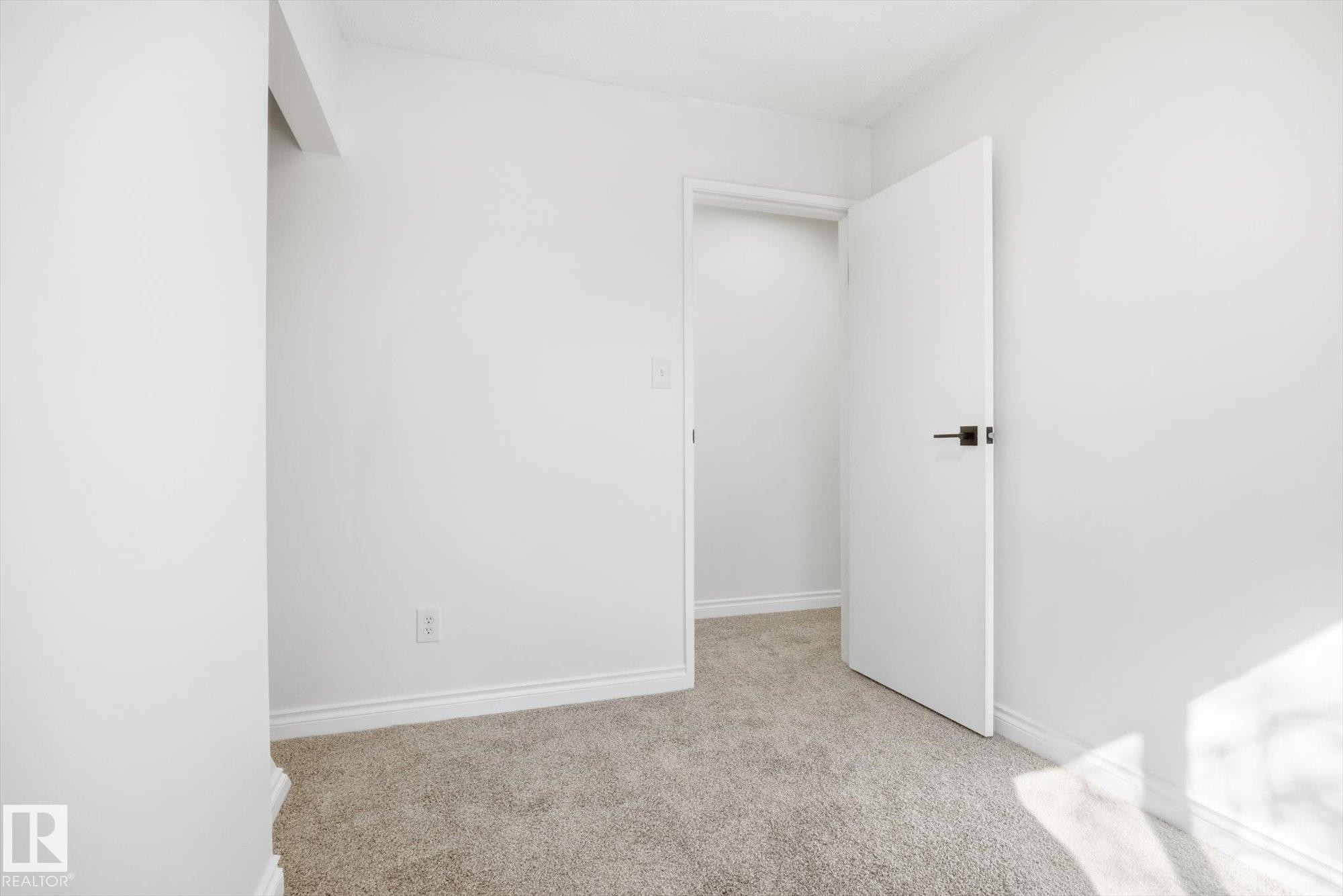 857 Erin Place, Edmonton, AB - Indoor Photo Showing Other Room