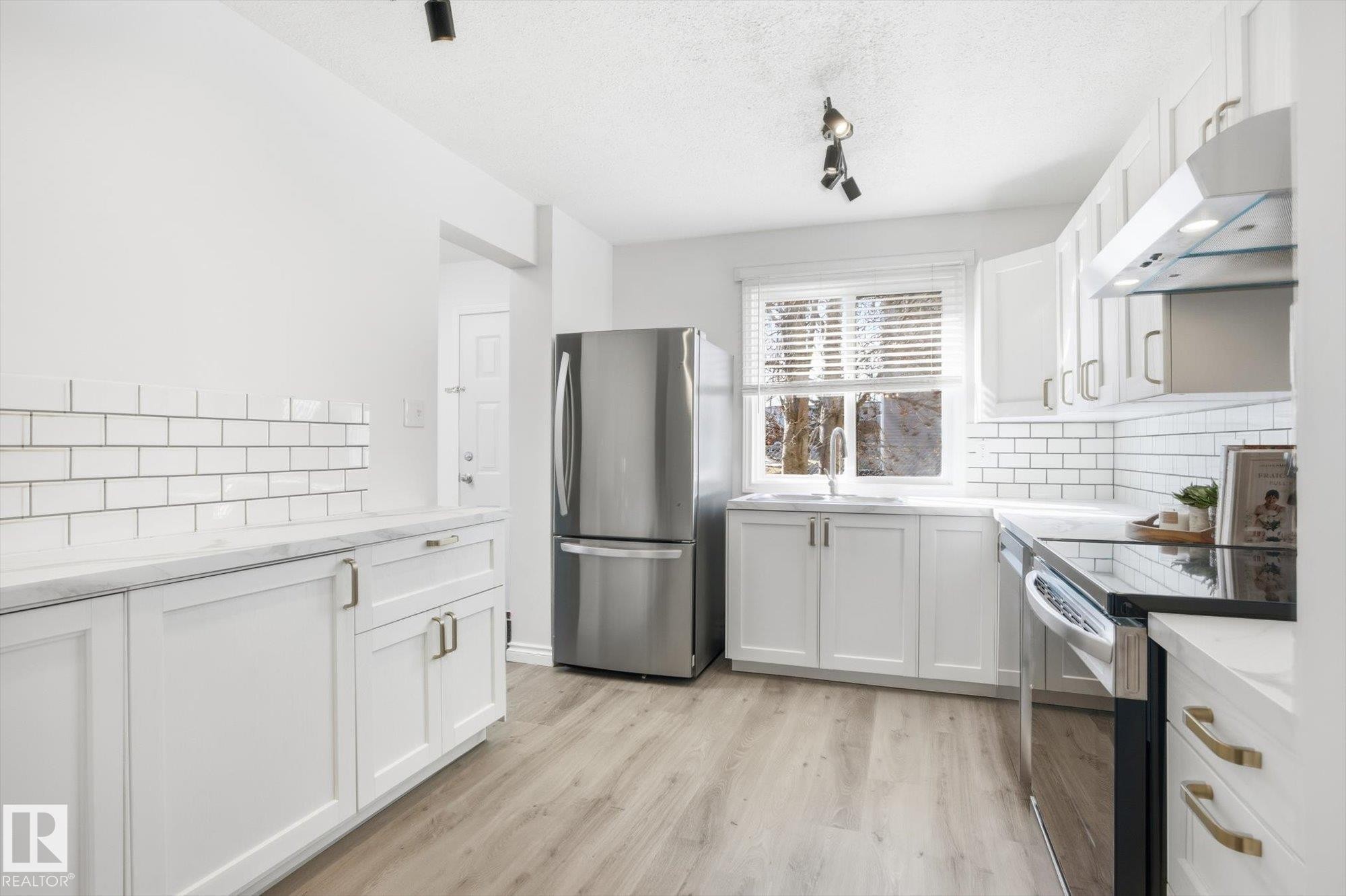 857 Erin Place, Edmonton, AB - Indoor Photo Showing Kitchen With Upgraded Kitchen