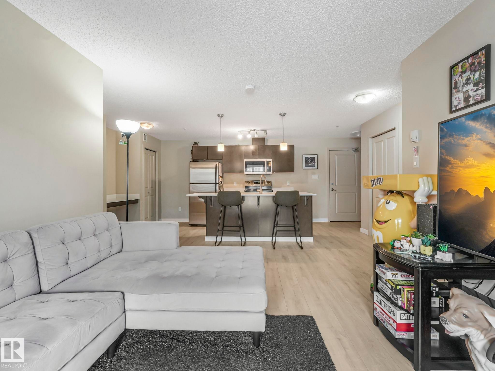 110 508 Albany Way, Edmonton, AB - Indoor Photo Showing Living Room
