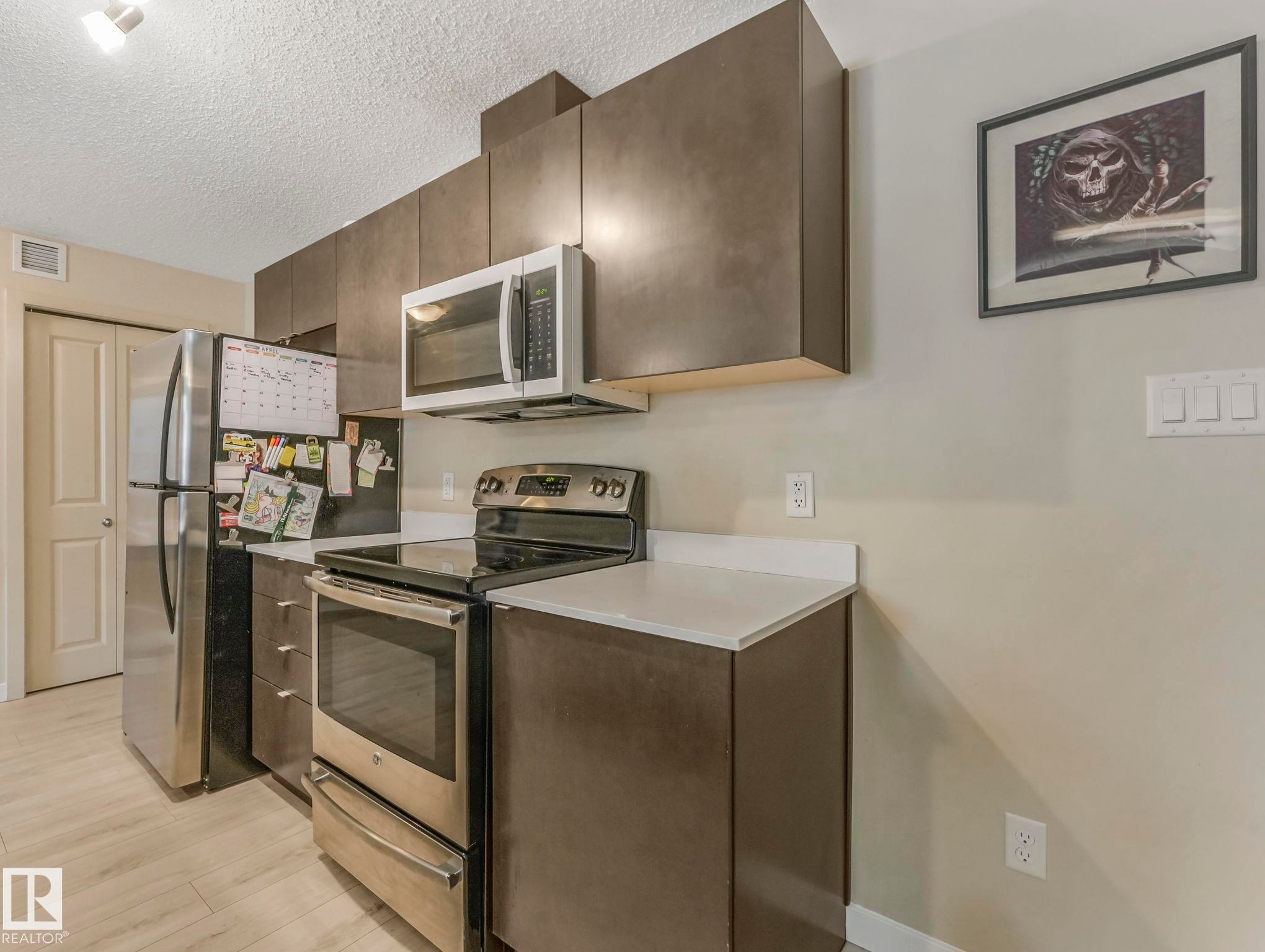 110 508 Albany Way, Edmonton, AB - Indoor Photo Showing Kitchen