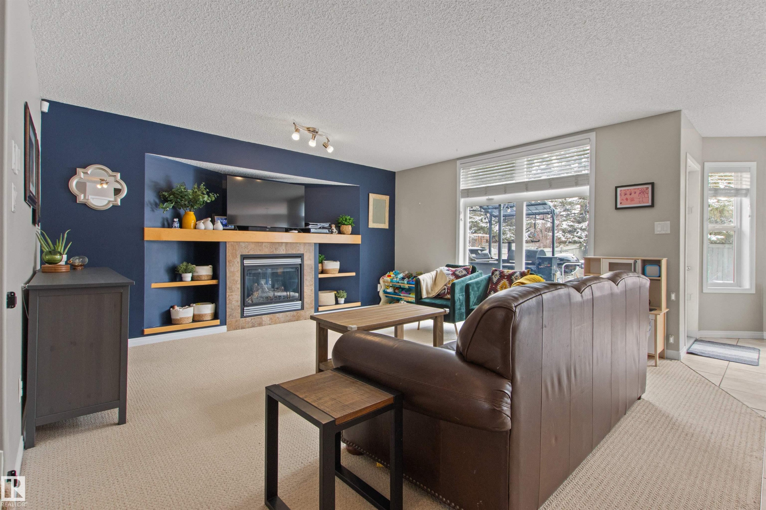 607 77 Street, Edmonton, AB - Indoor With Fireplace
