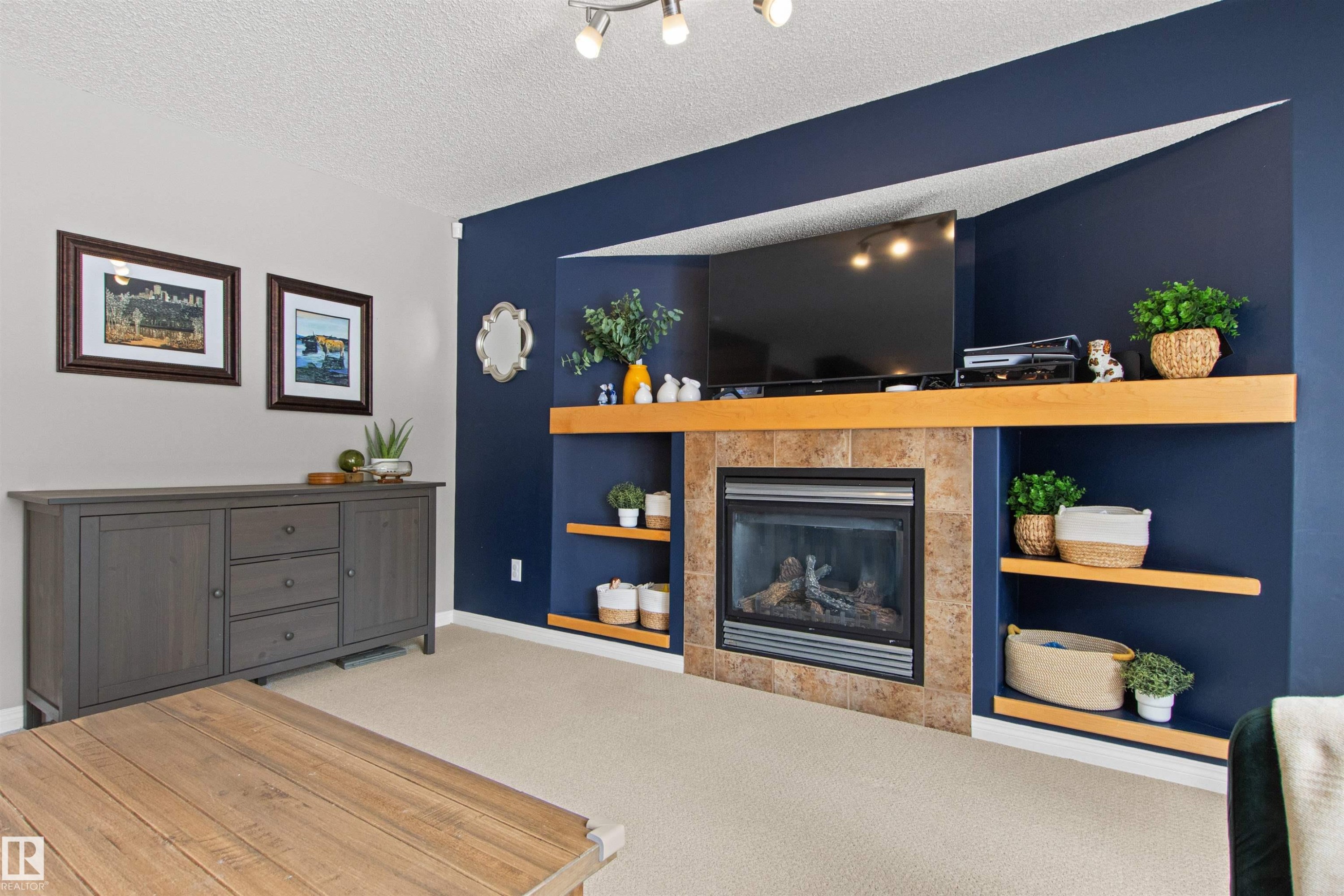 607 77 Street, Edmonton, AB - Indoor Photo Showing Living Room
