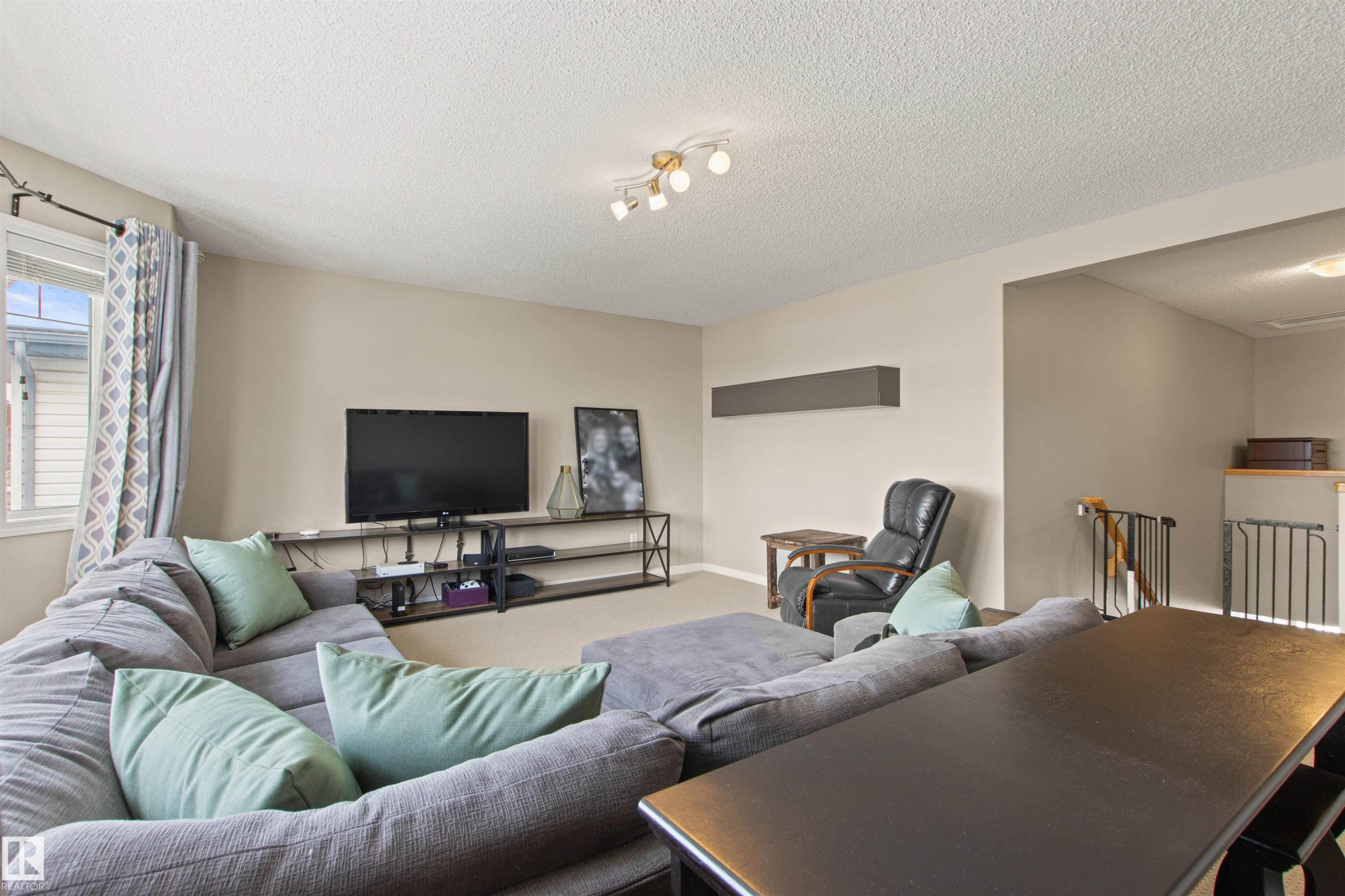607 77 Street, Edmonton, AB - Indoor Photo Showing Living Room